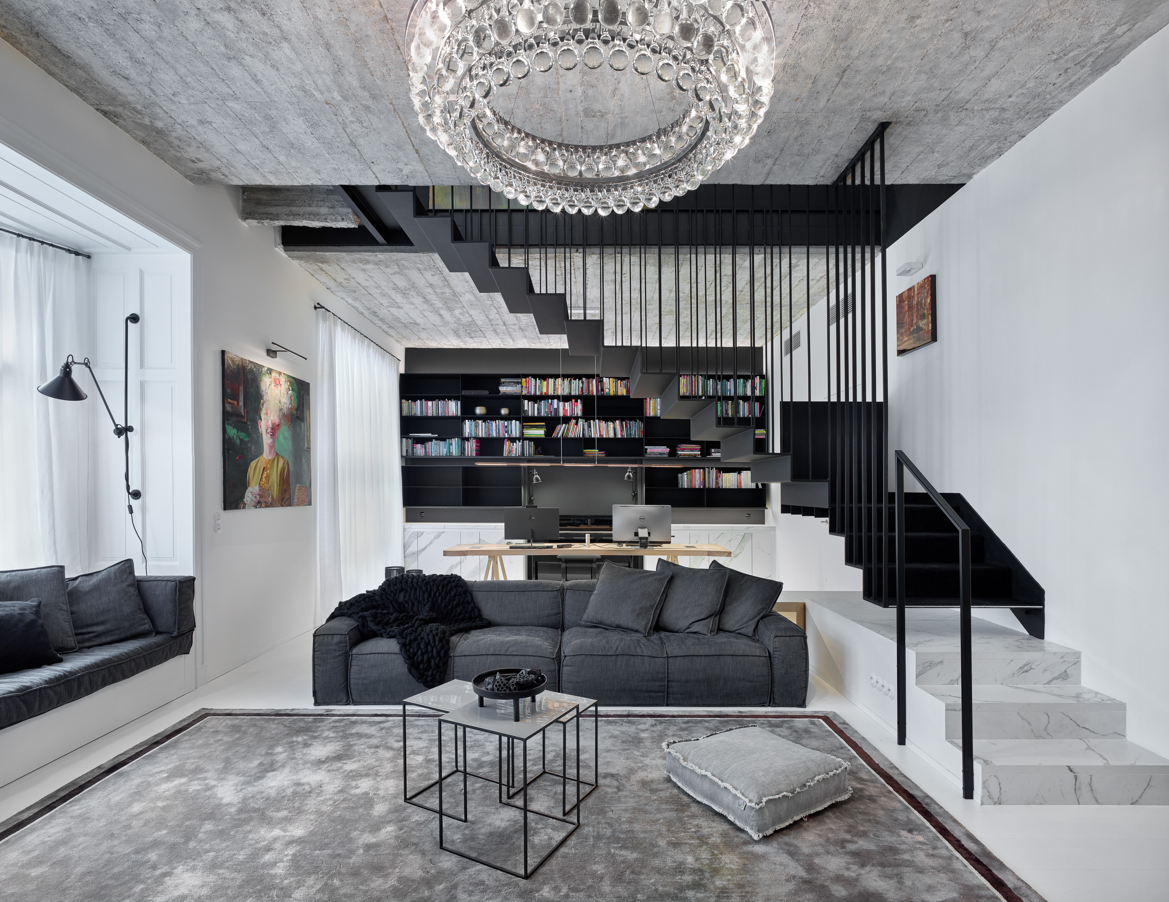 Obývací pokoj s ocelovým schodištěm