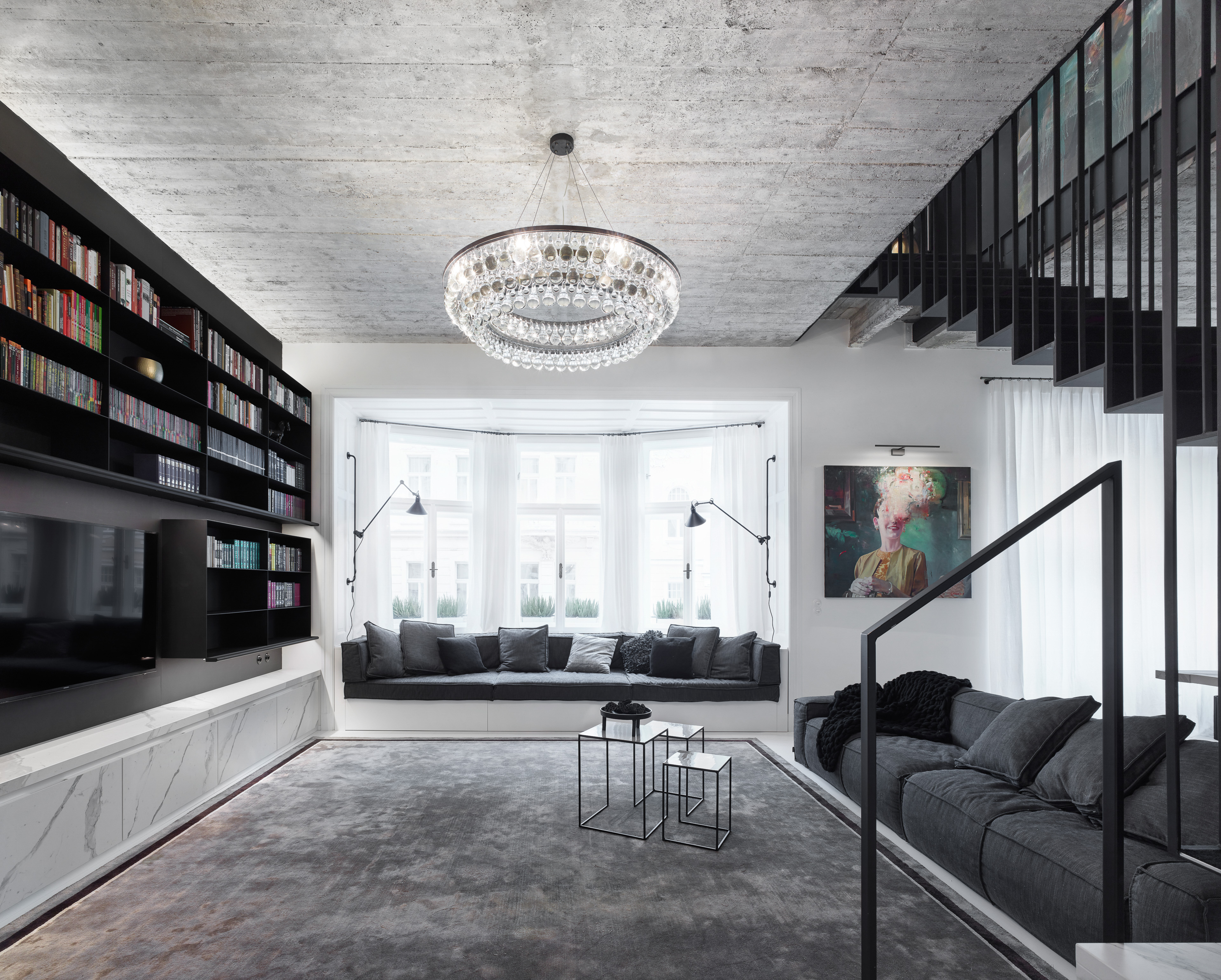 Obývací pokoj s betonovým stropem