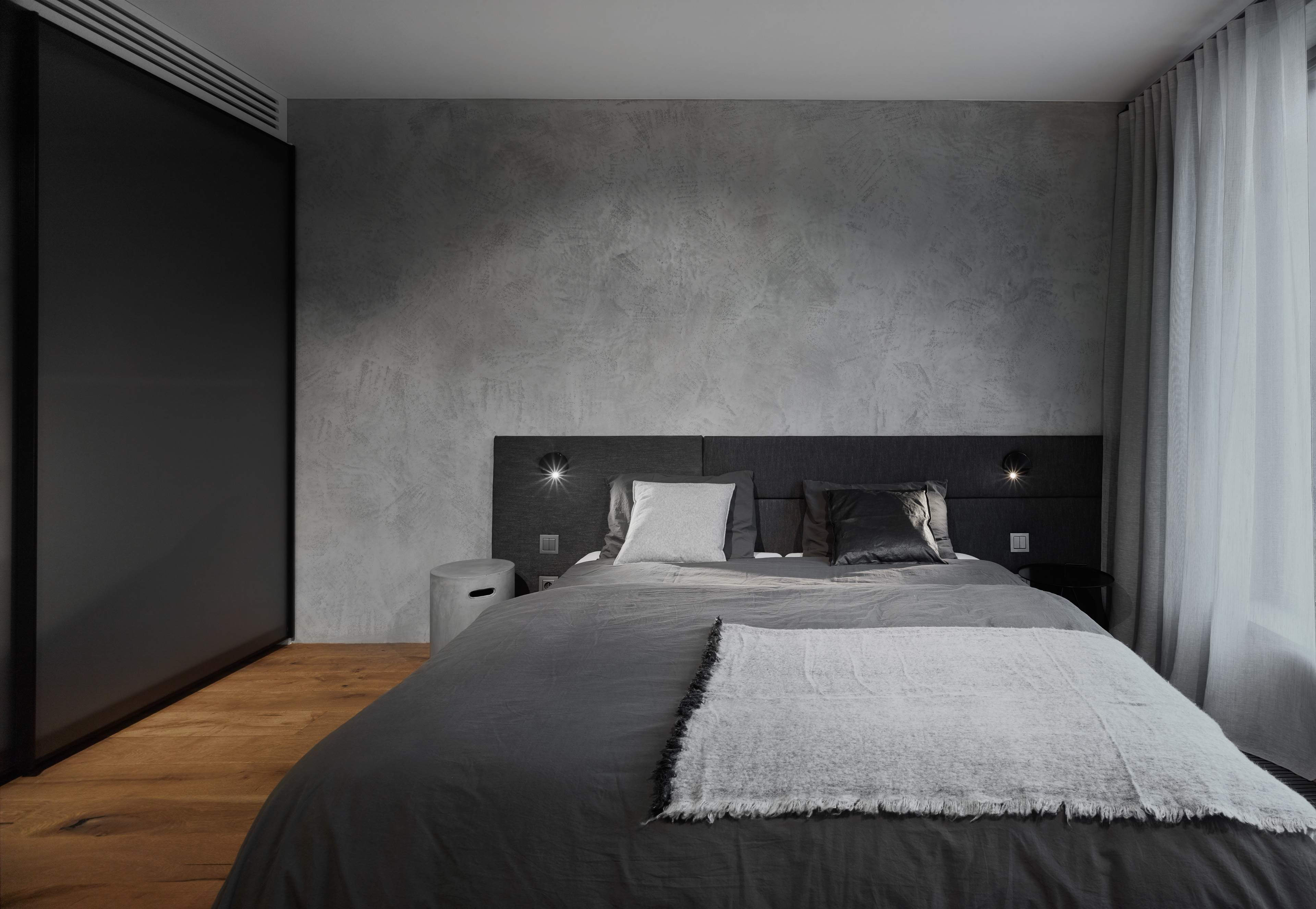 Tmavá minimalistická ložnice