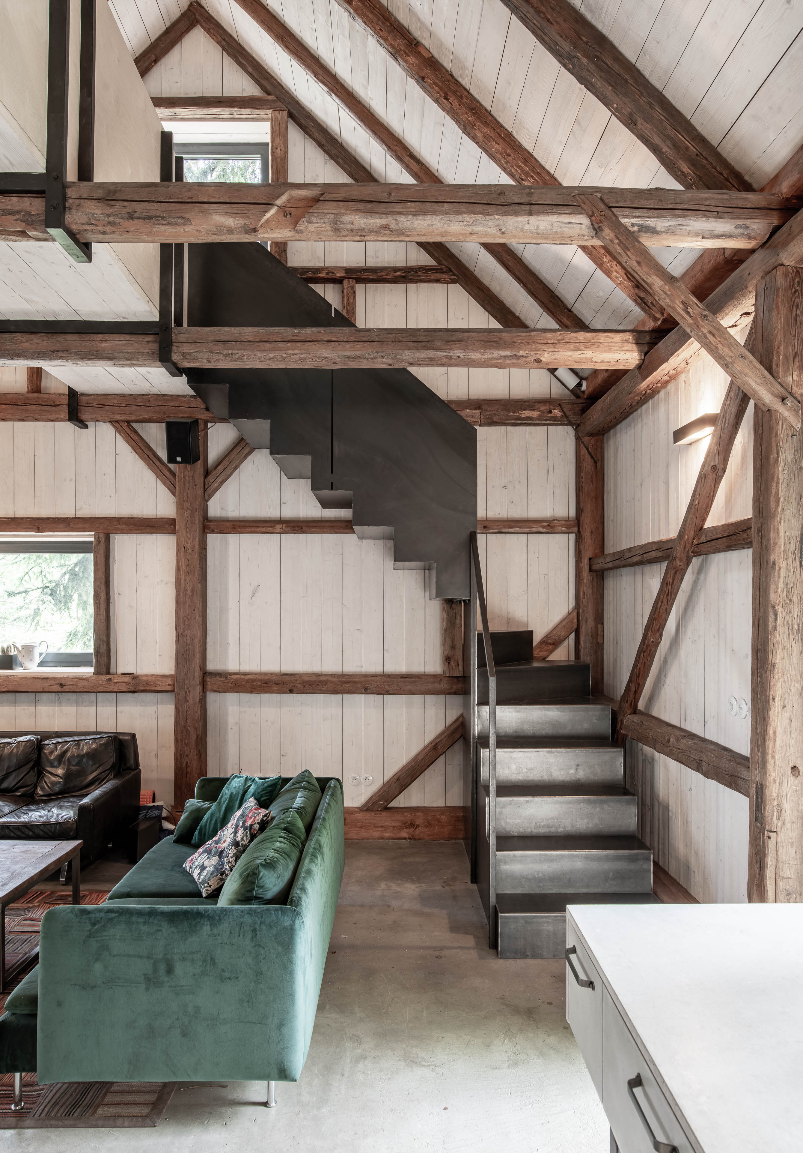 Obývací pokoj ve stodole s ocelovým schodištěm