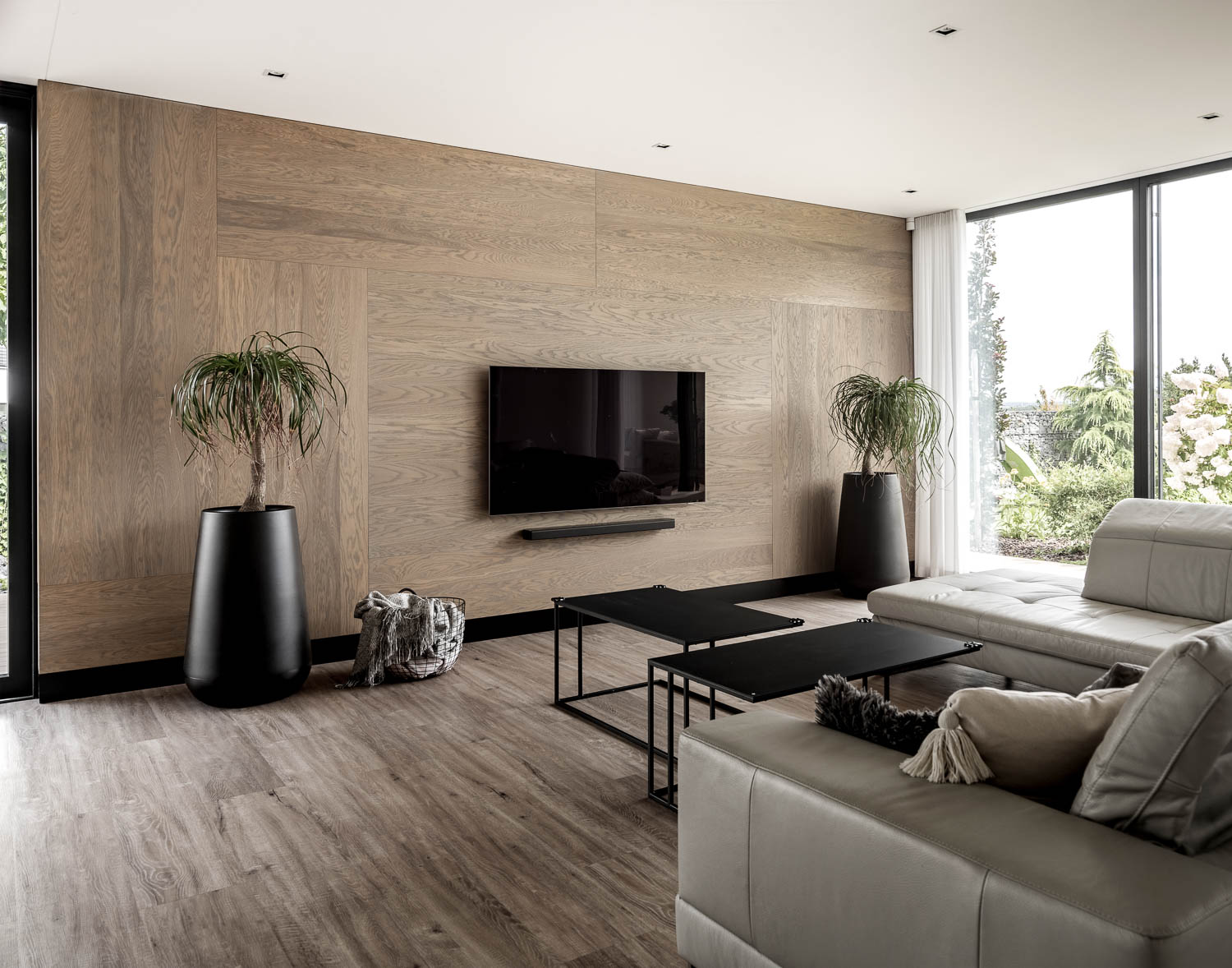 Obývací pokoj s dřevěnou stěnou