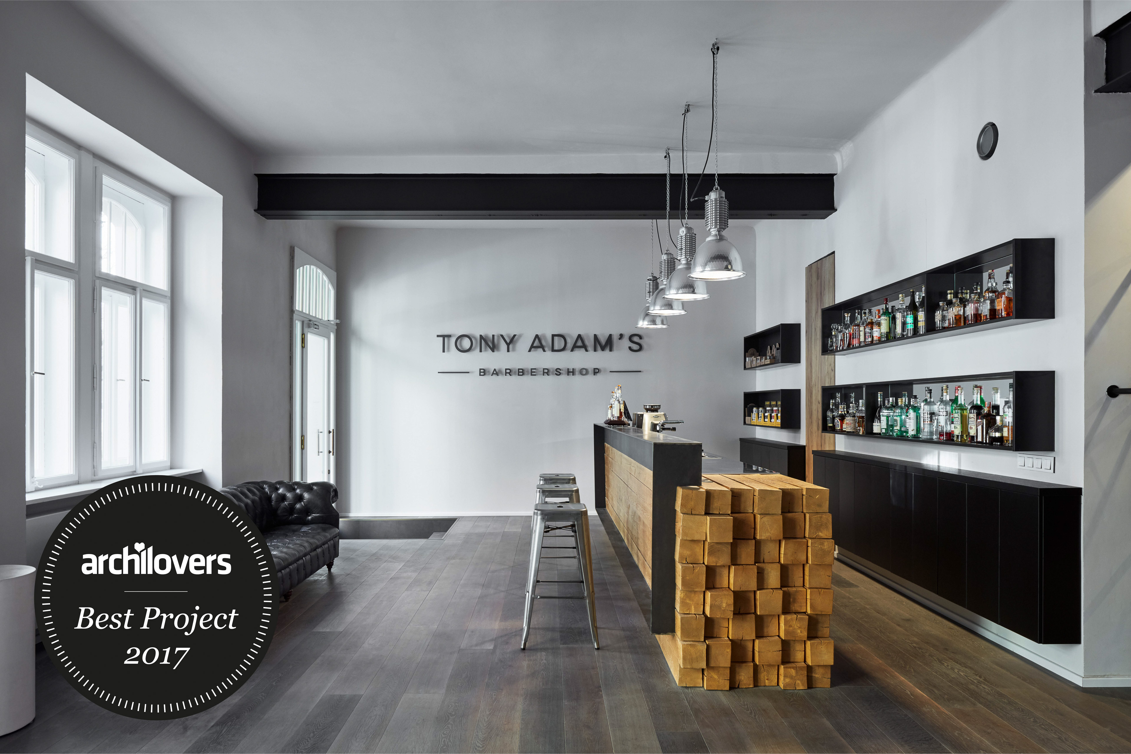 Image - (Gallery) Barber with solid wooden bar