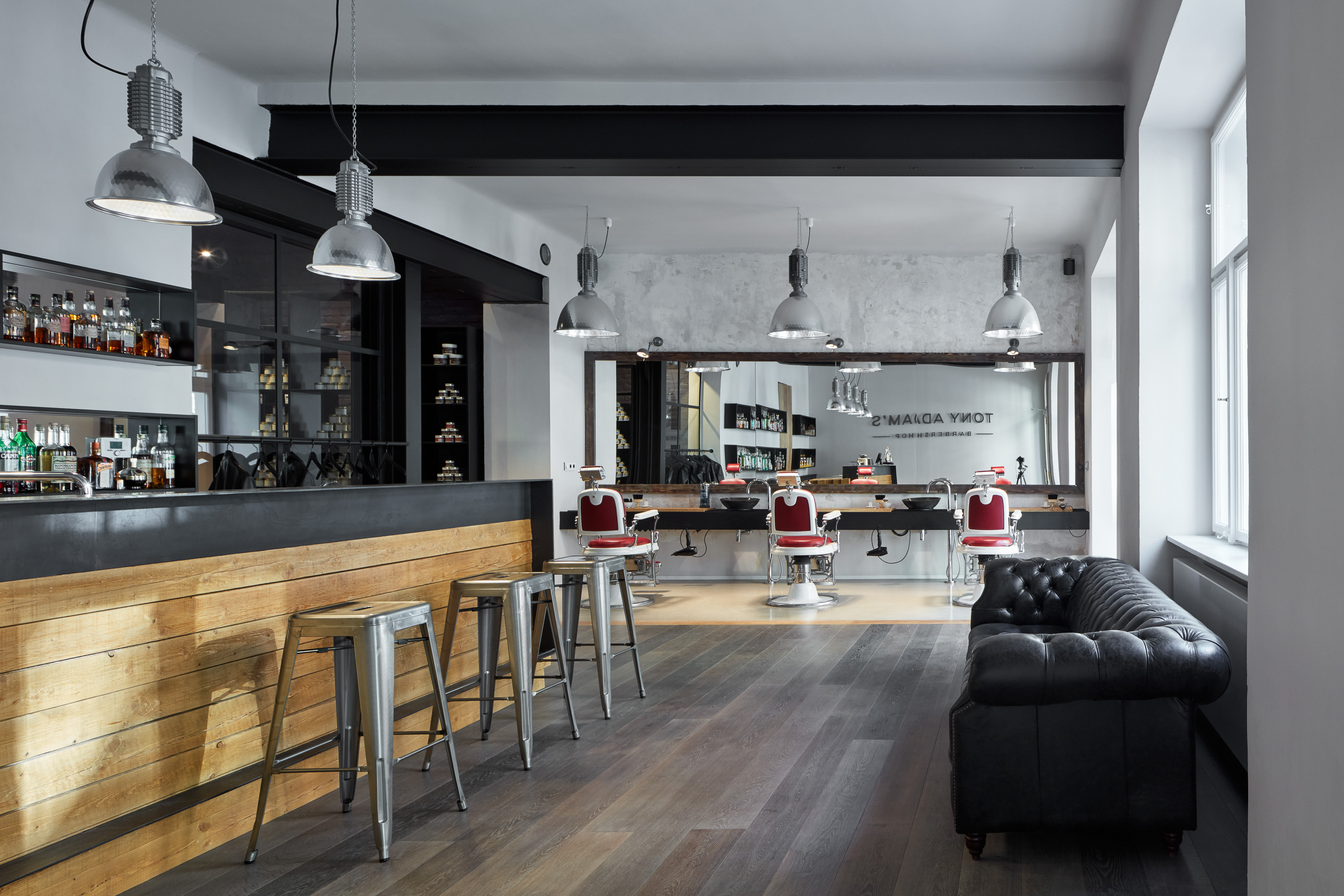 Obrázek - (Galerie) Barber shop s dřevěným barem
