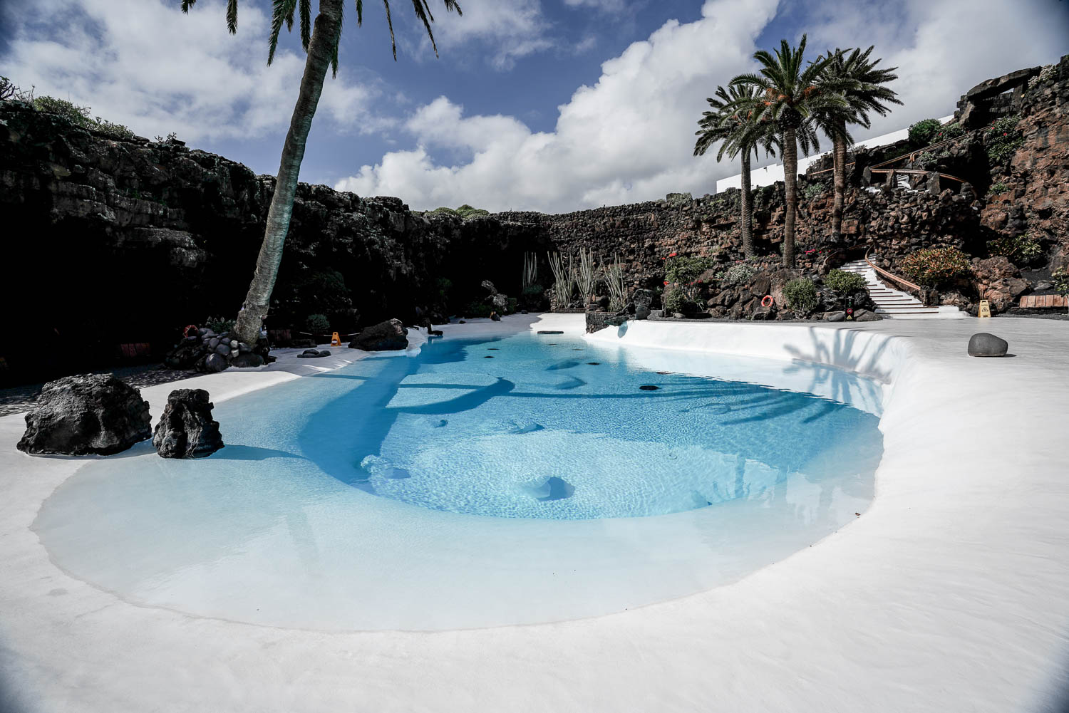 Zářivě modrý bazén v sopečné jeskyni Jameos del Agua, Lanzarote – unikátní přírodní a architektonické dílo