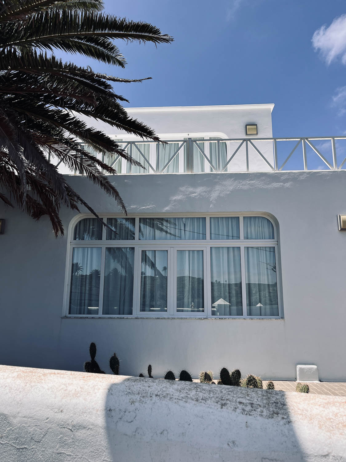 Bílá dvoupodlažní fasáda domu s klenutými okny v oblasti Teguise – nemovitost na prodej, Lanzarote