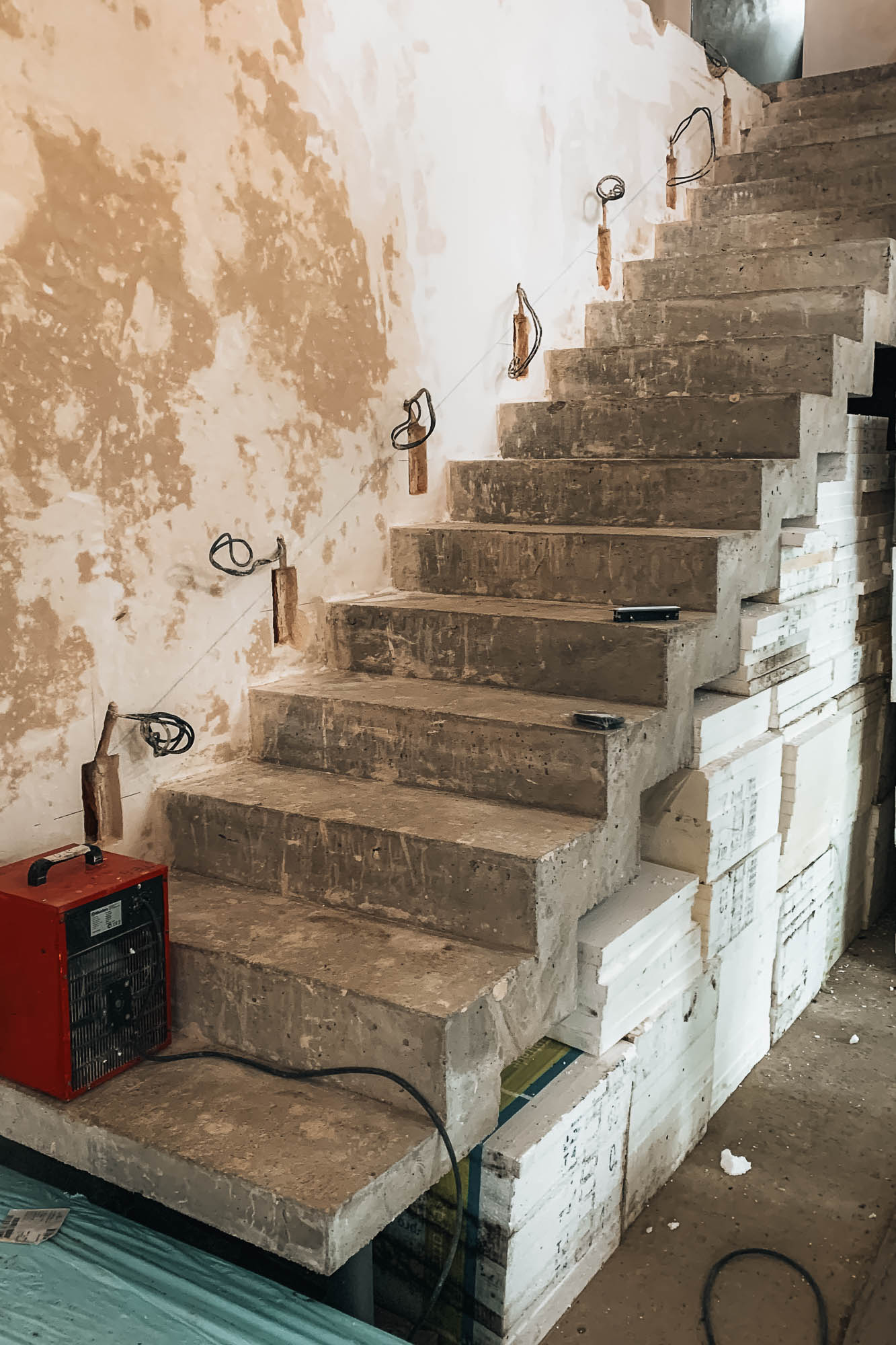 Betonové schodiště ve fázi stavby — příprava elektroinstalace pro osvětlení OOOOX