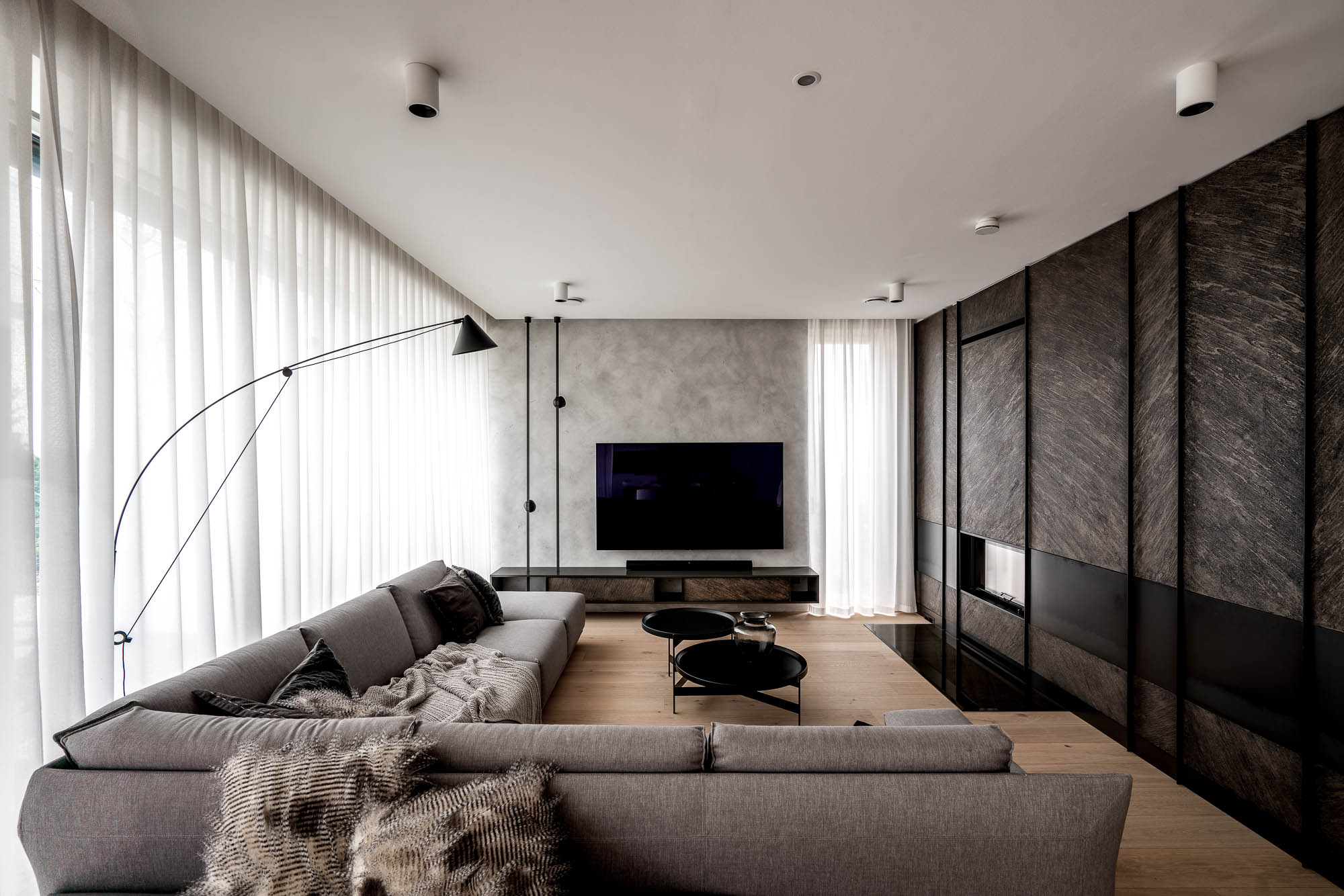 Interiér vily Černošice s podsvětleným podhledem