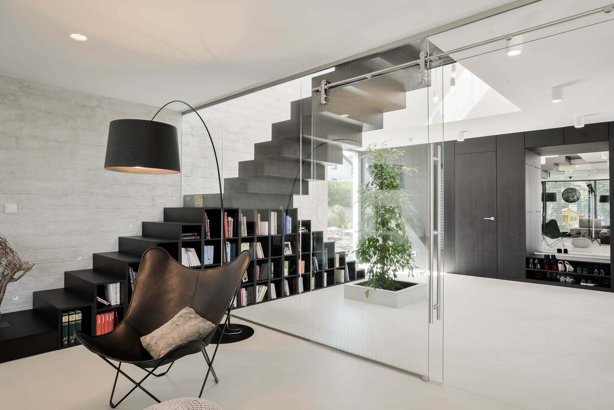 Interiér vily Černošice s oboustranným schodištěm a propojenou halou