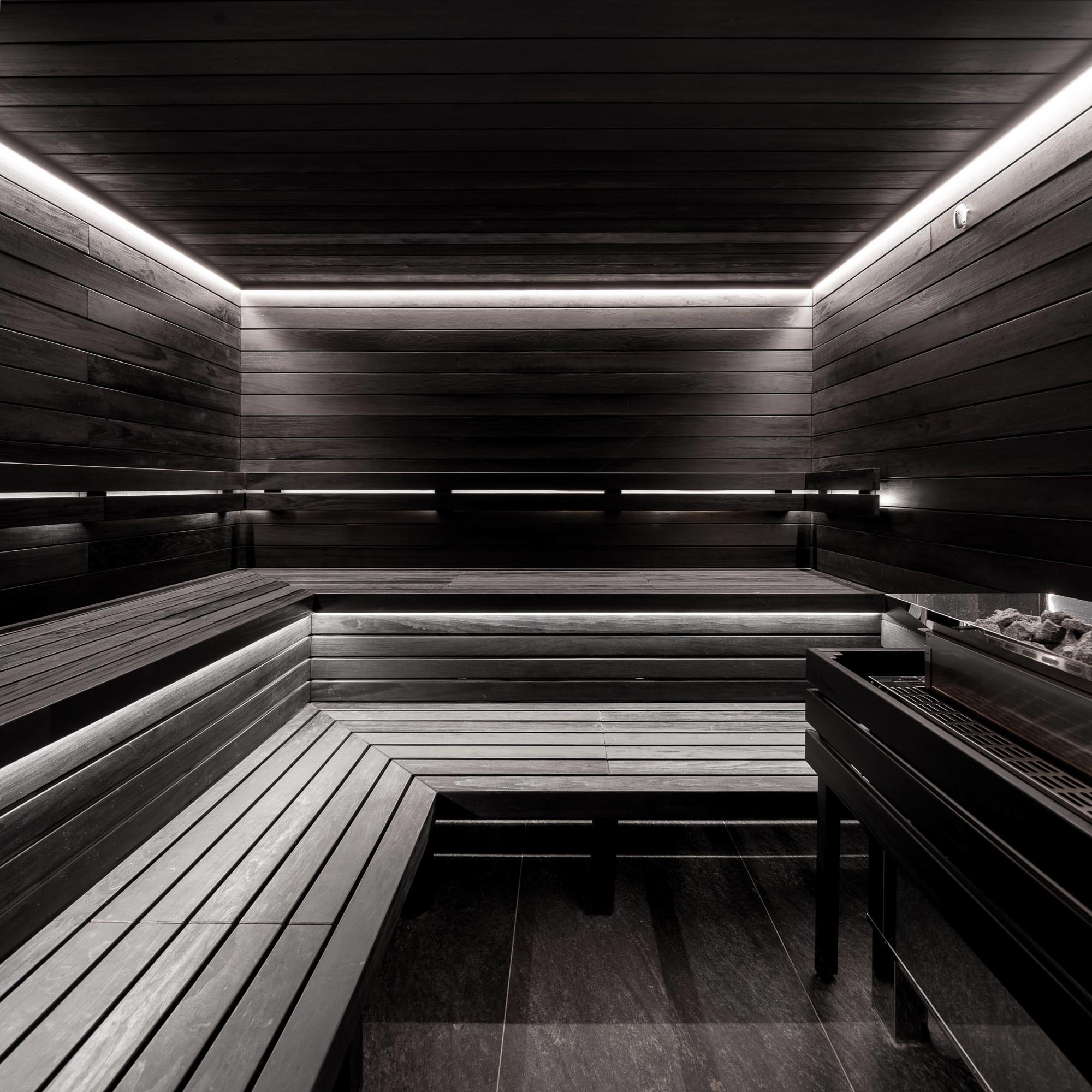 Černá sauna ve wellness rezidenčního projektu Vanguard | OOOOX