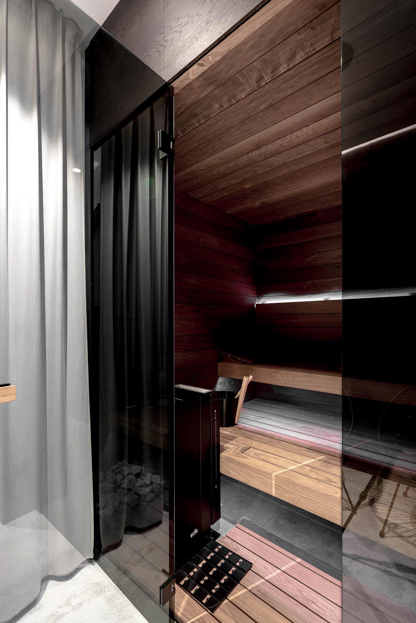 Domácí sauna se sprchou a relaxačním koutem ve vile Černošice | OOOOX