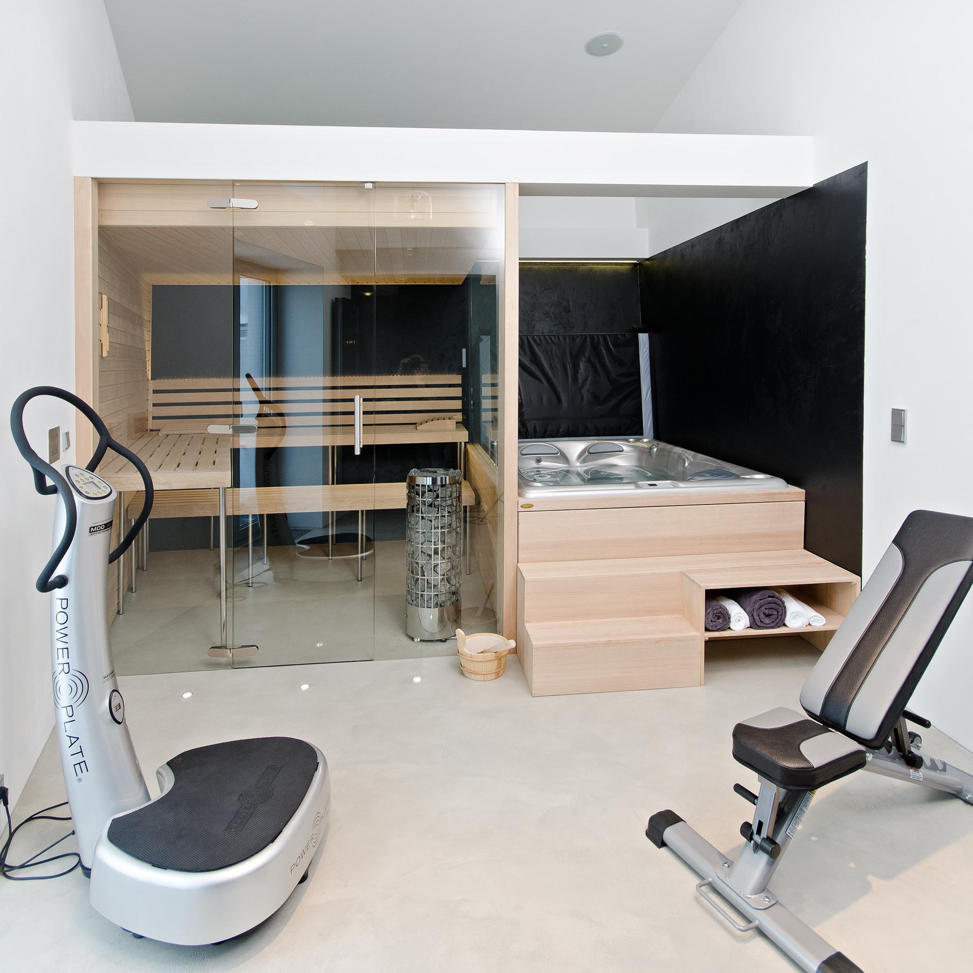 Domácí wellness se saunou, fitness a koupelnou ve vile OSICE | OOOOX