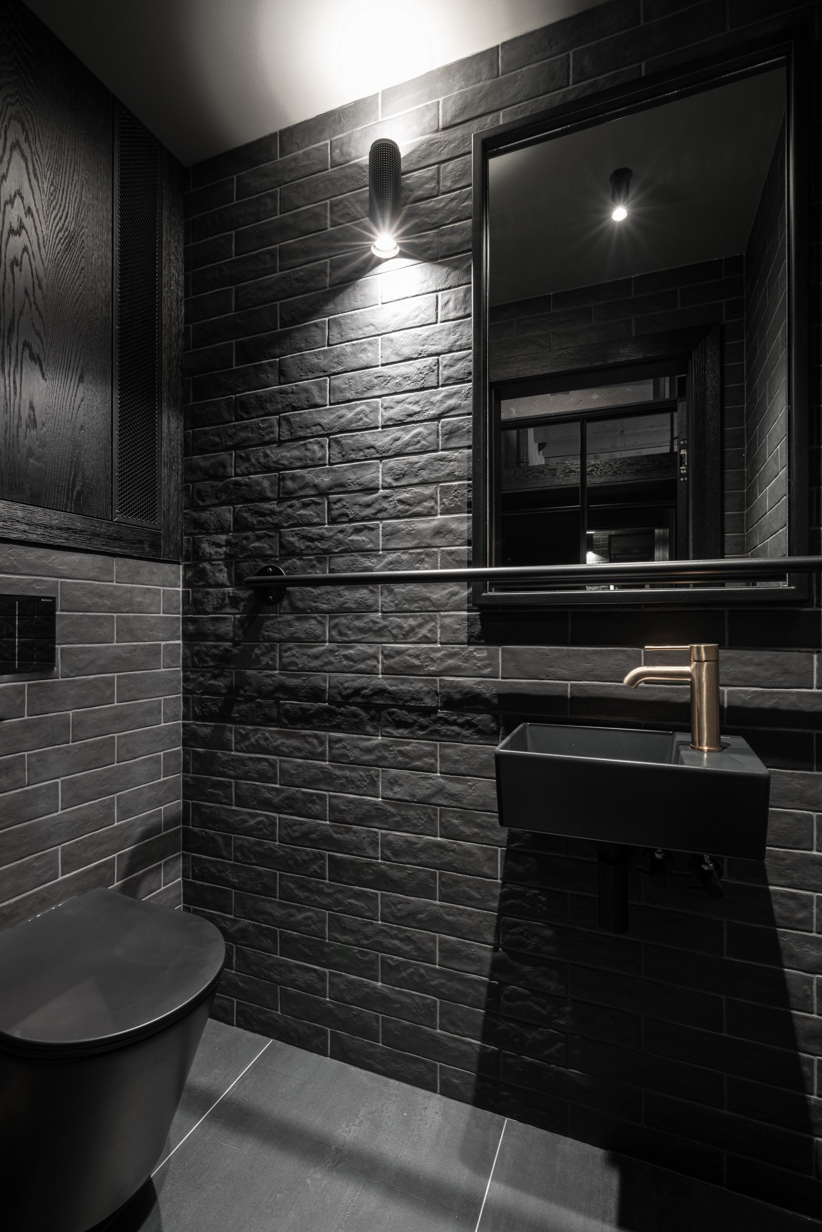 Vanguard loft WC all-dark industrial Archtiles brick tiles black wall-hung toilet brass wall-mounted tap OOOOX
