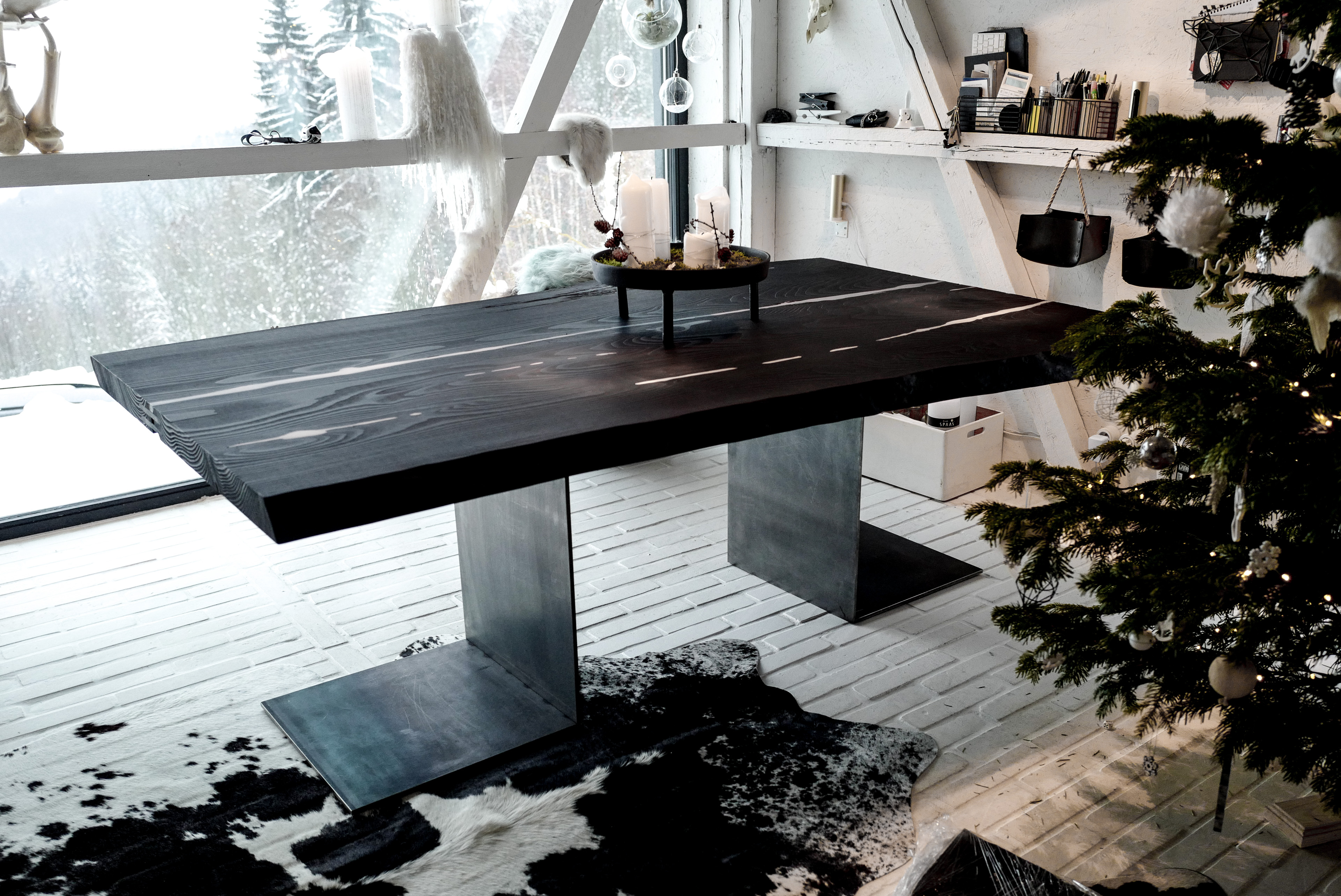 Černý jídelní stůl