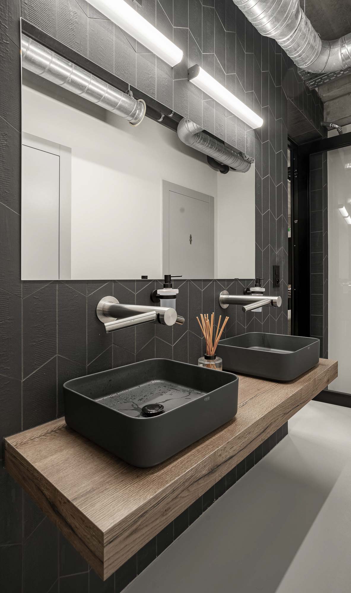 Image - (Gallery) Bathrooms in the administration