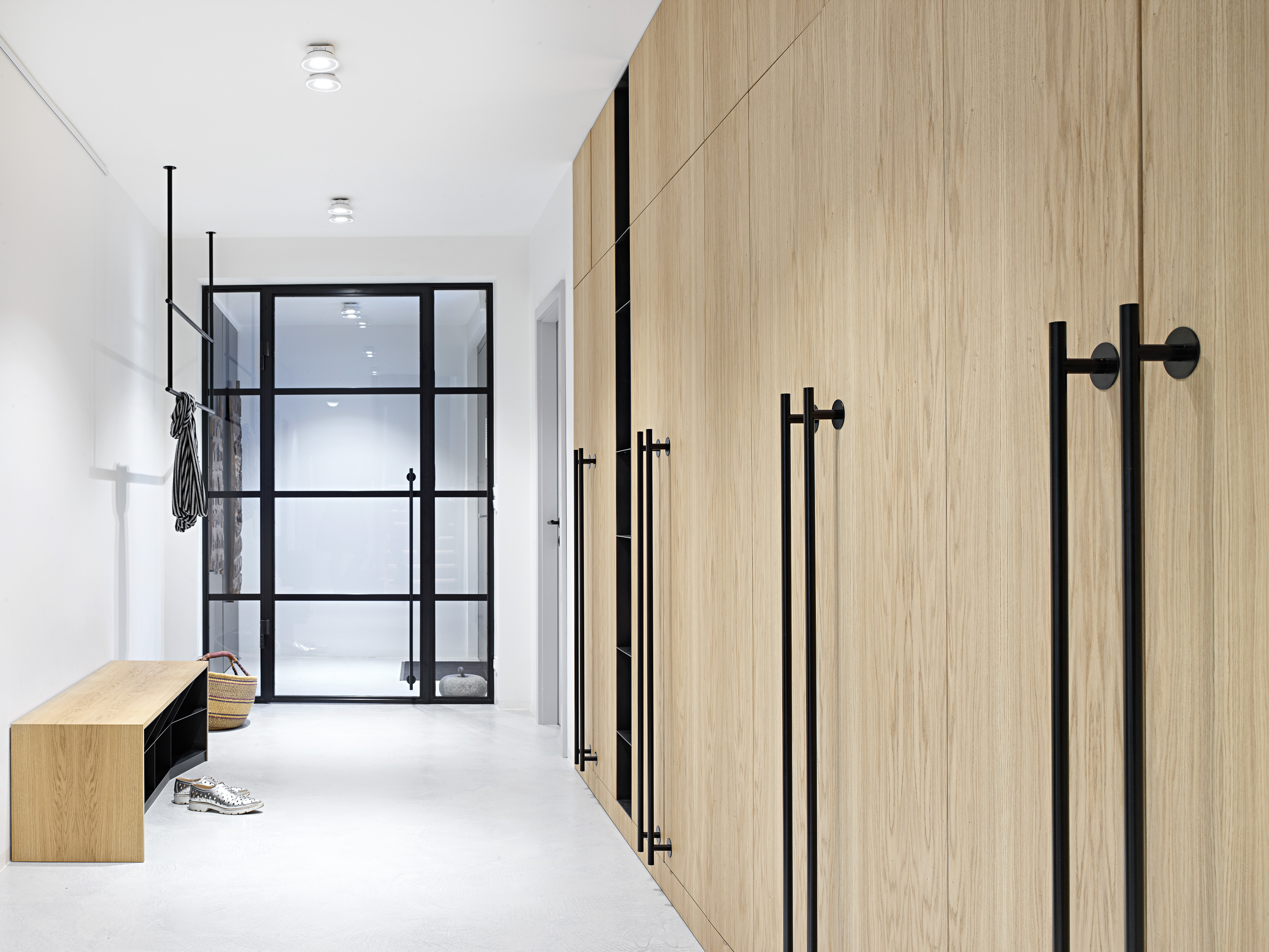 Vstupní hala s ocelovou příčkou