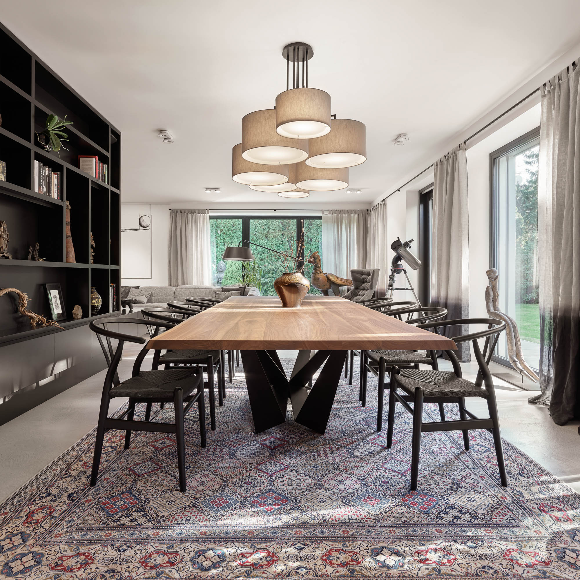 Dining room Cattelan Scorpio solid wood table Carl Hansen Wishbone chairs Zeitraum NOON pendant villa OOOOX