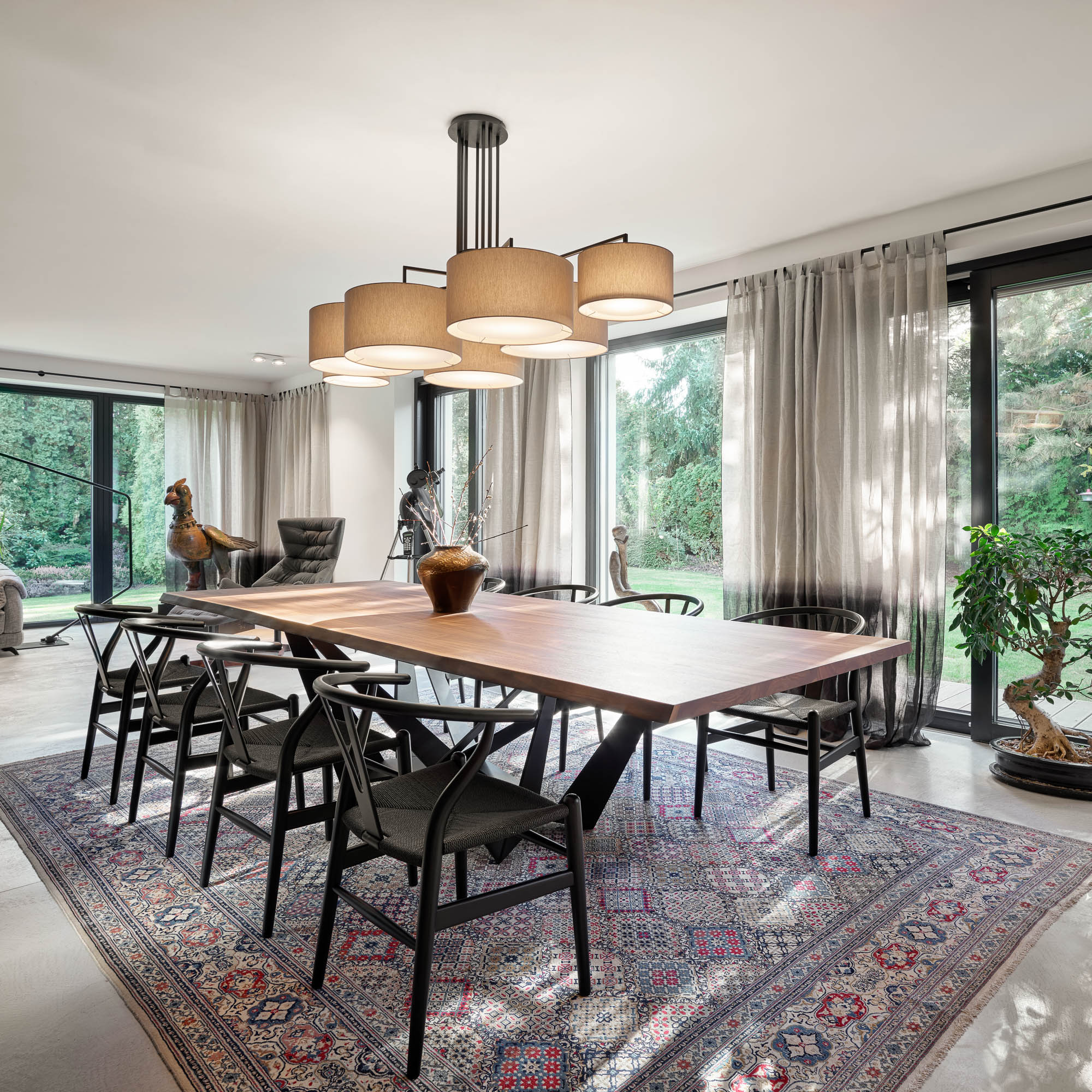 Dining room massive oak table Zeitraum chandelier Persian rug garden sculptures bonsai OOOOX villa