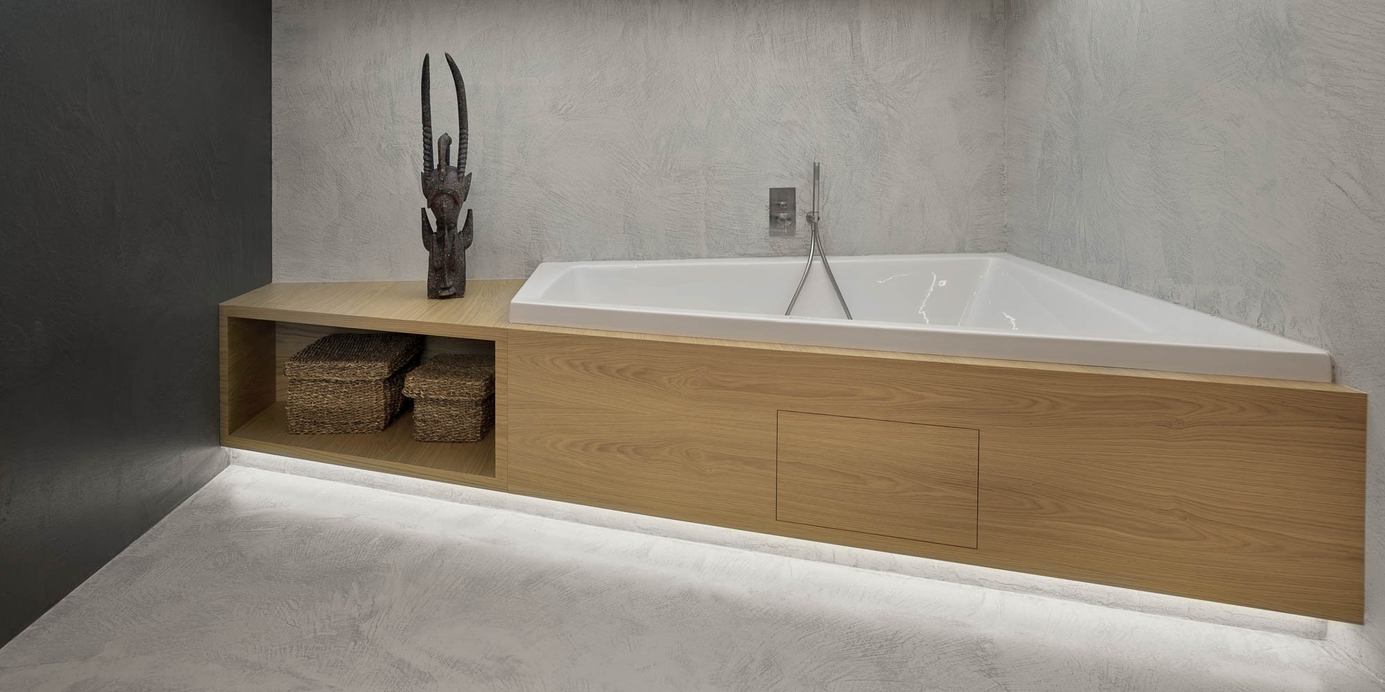 Atypical corner bathtub oak veneer surround LED underlit open niche African tribal sculpture stucco OOOOX