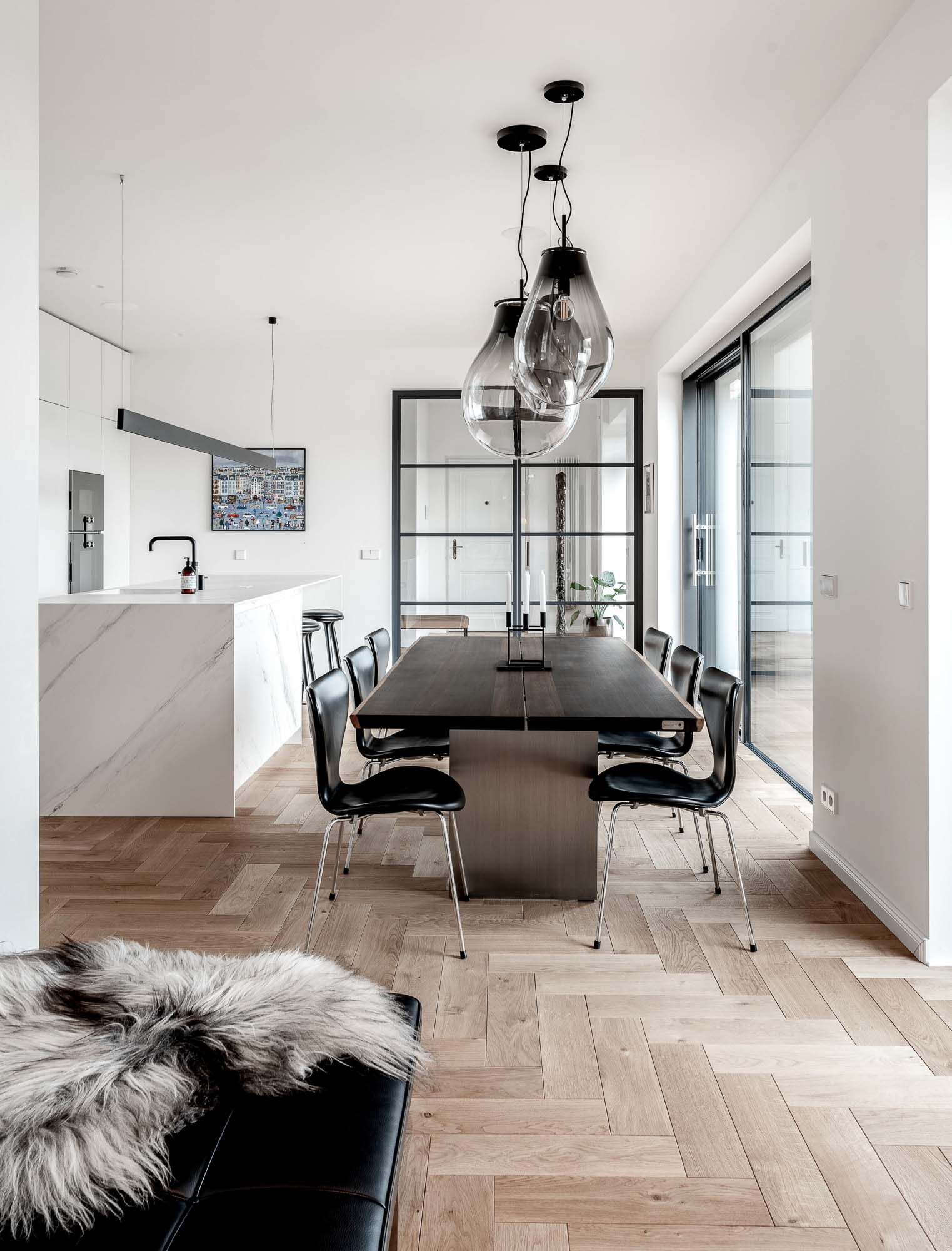 Image - (Gallery) Dining room in a minimalist apartment
