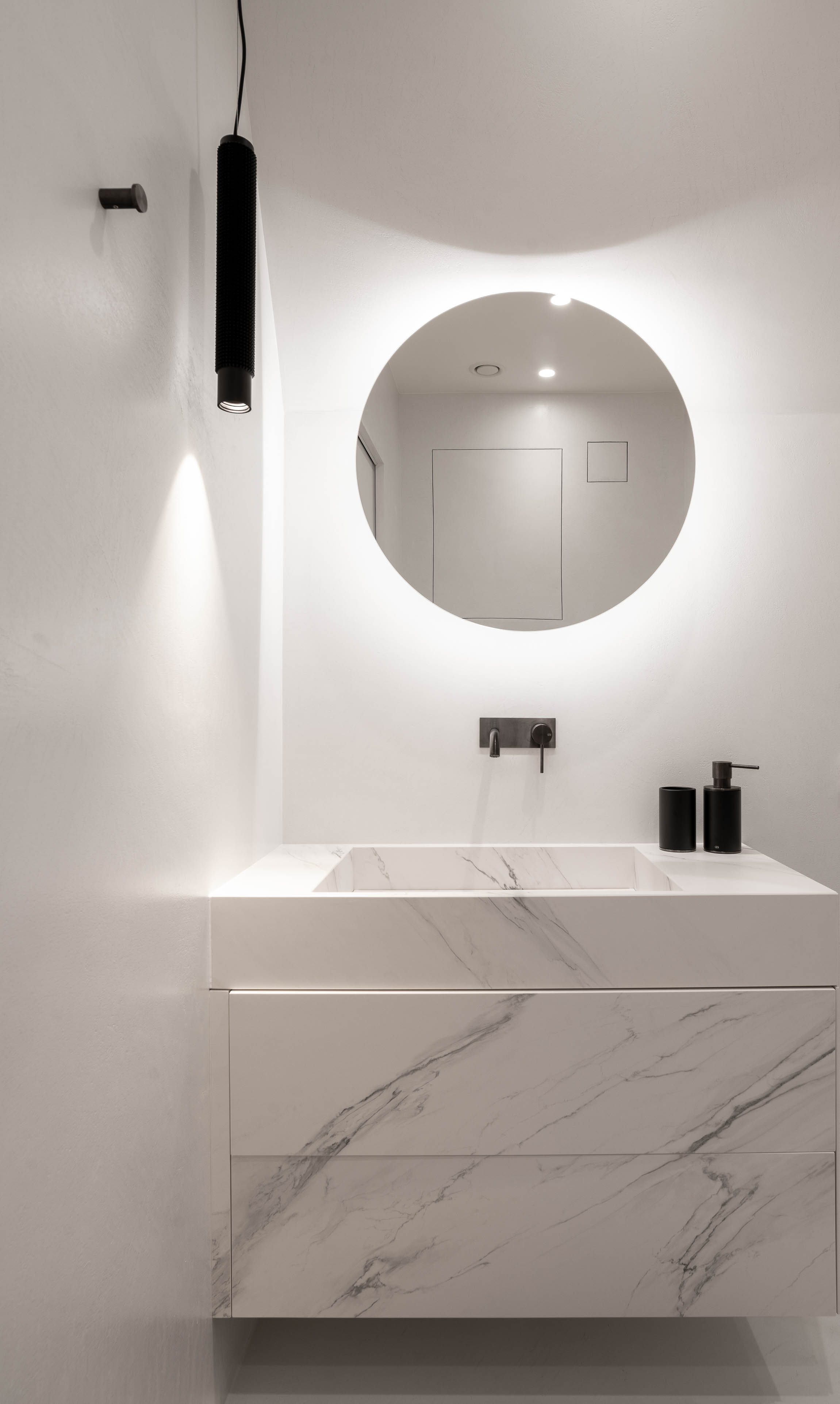 Obrázek - (Galerie) Minimalistická koupelna v bílém mramoru - 7