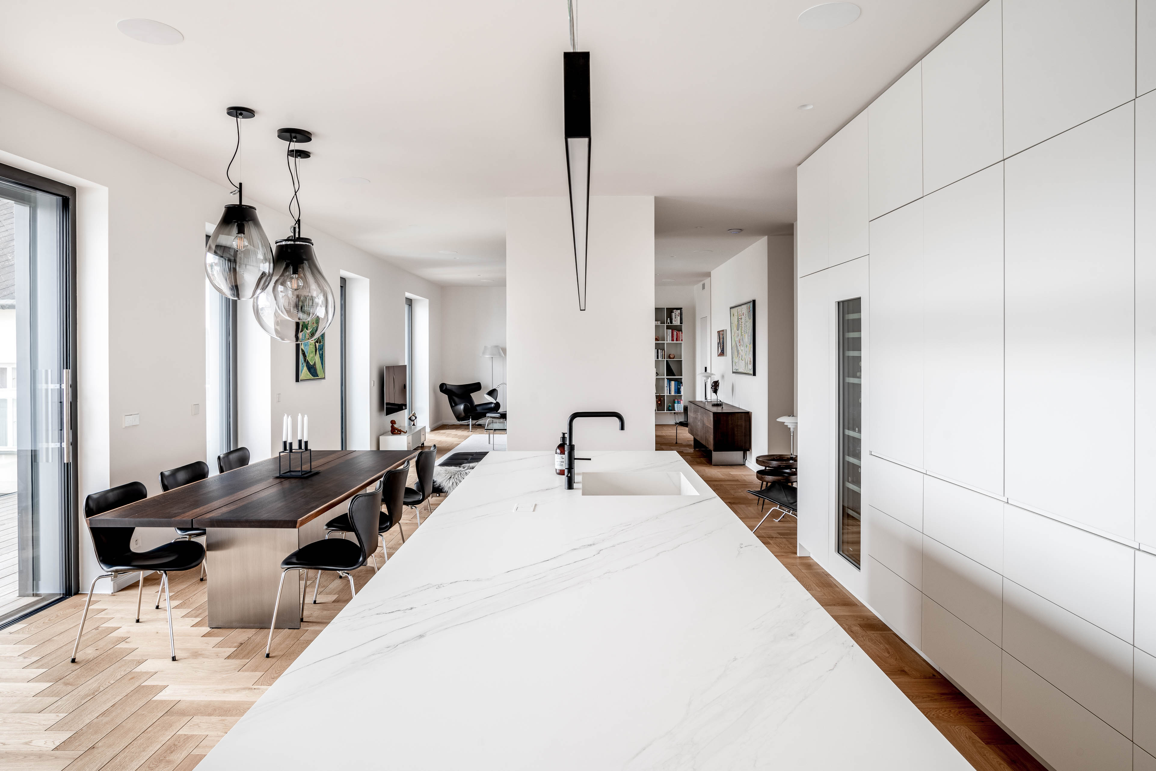 Image - (Gallery) Minimalist white kitchen with marble