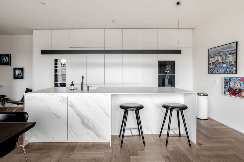 Obrázek - (Galerie) Minimalistická bílá kuchyně s mramorem - 2