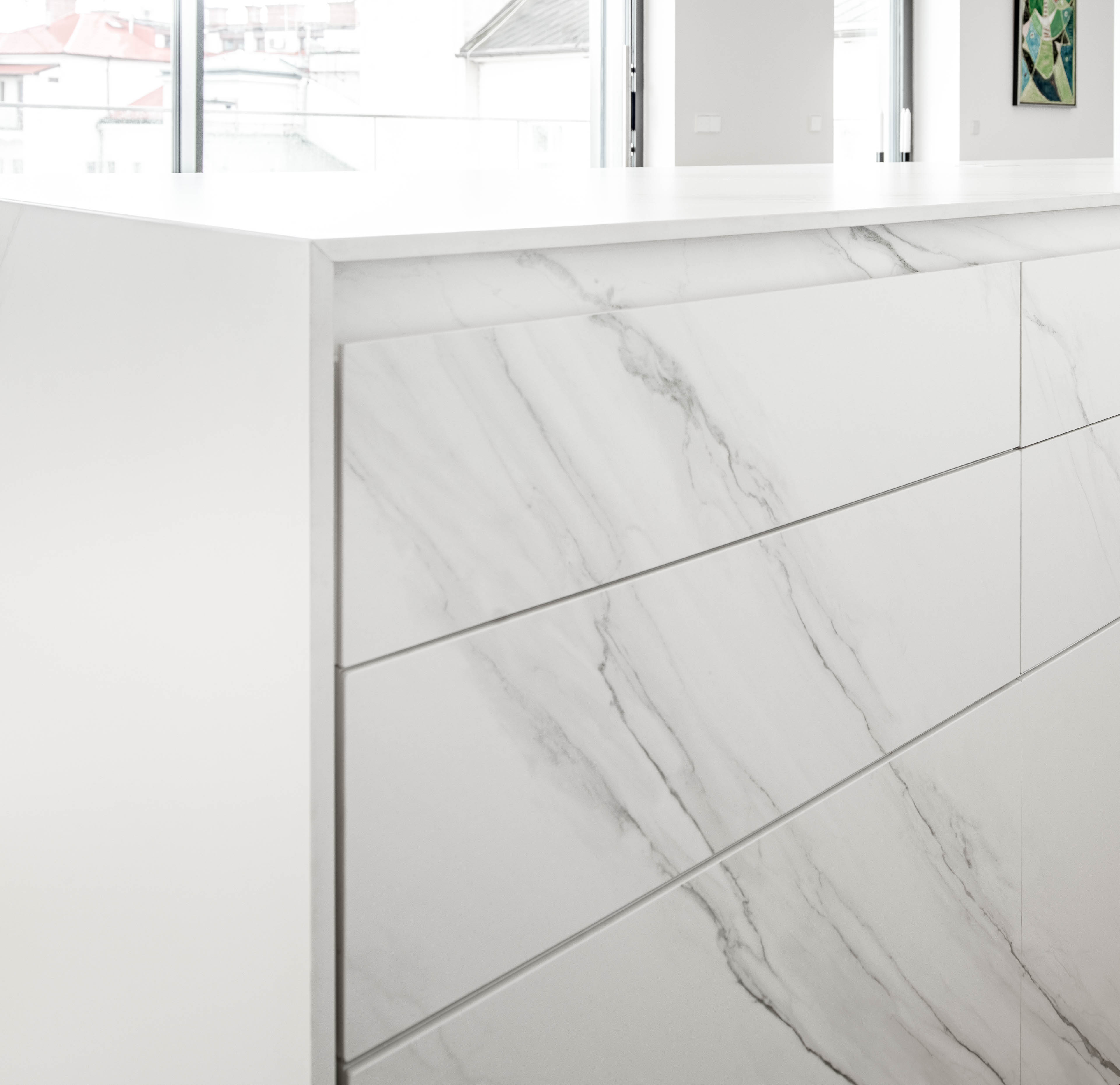 Obrázek - (Galerie) Minimalistická bílá kuchyně s mramorem - 3
