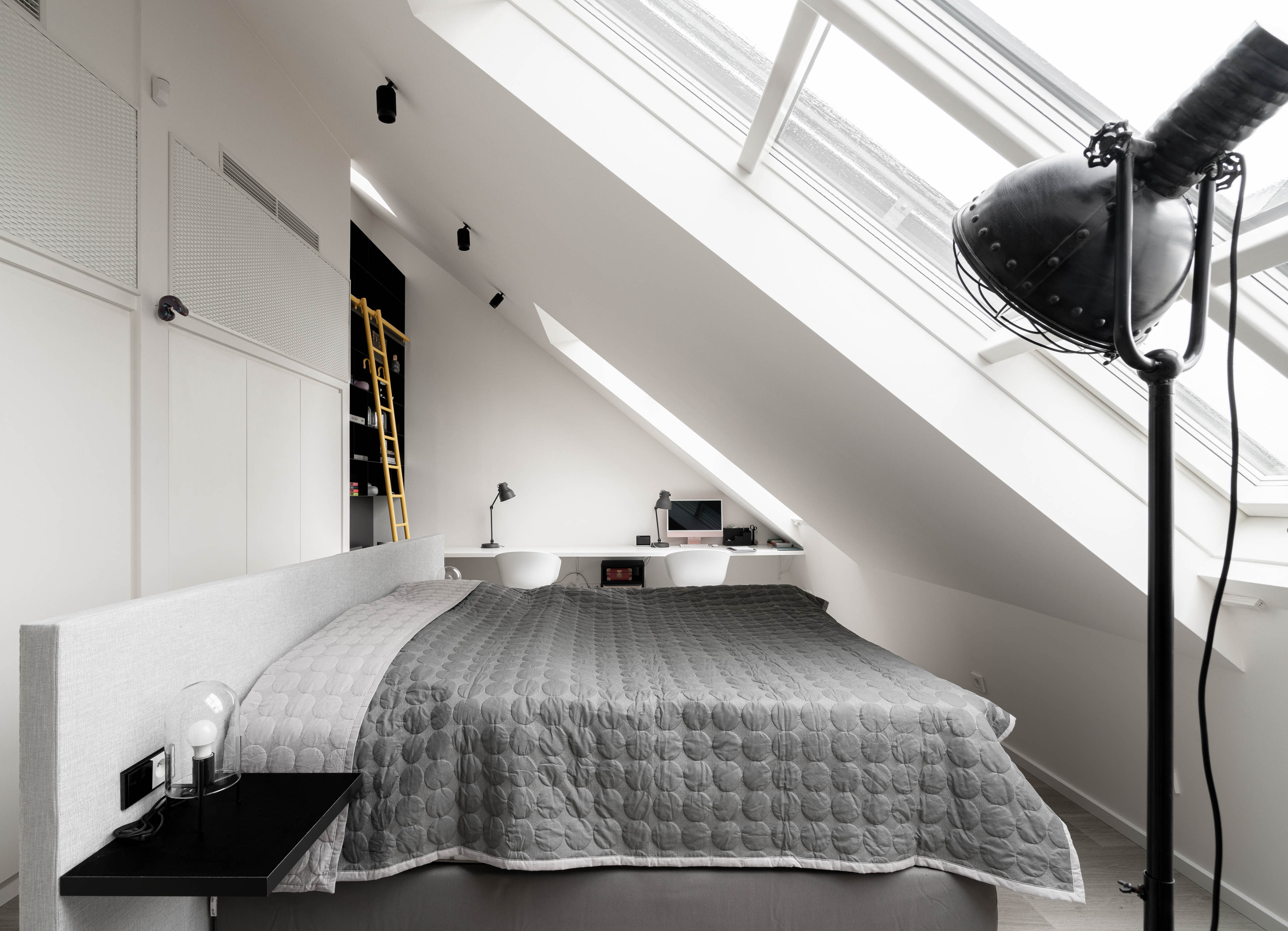 Podkrovní ložnice s ateliérovými okny