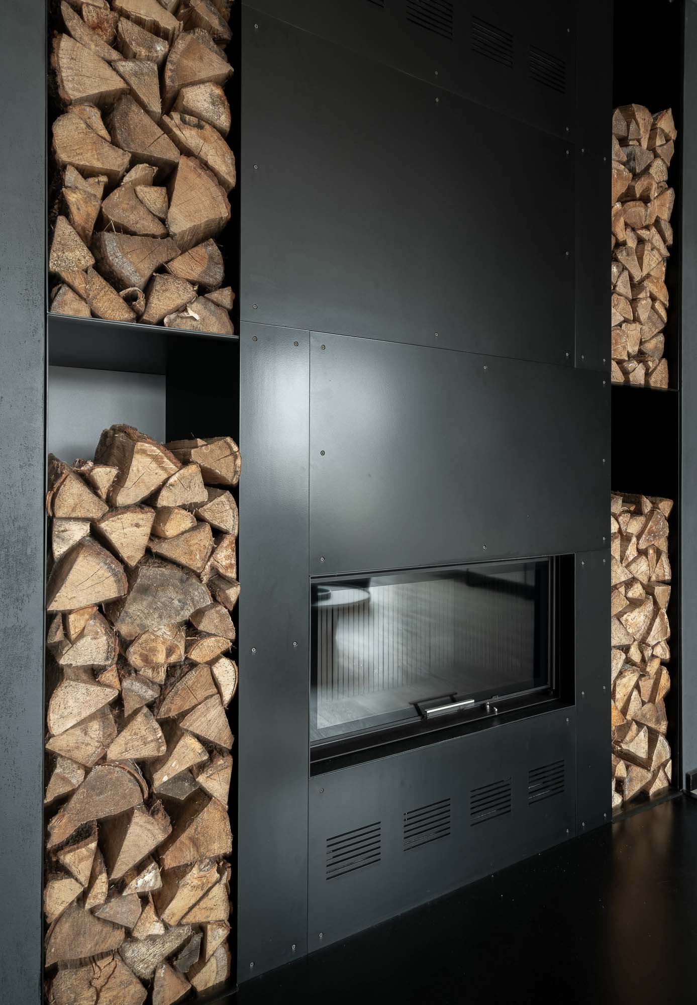 Image - (Blog) Living room with a fireplace in the centre - 8