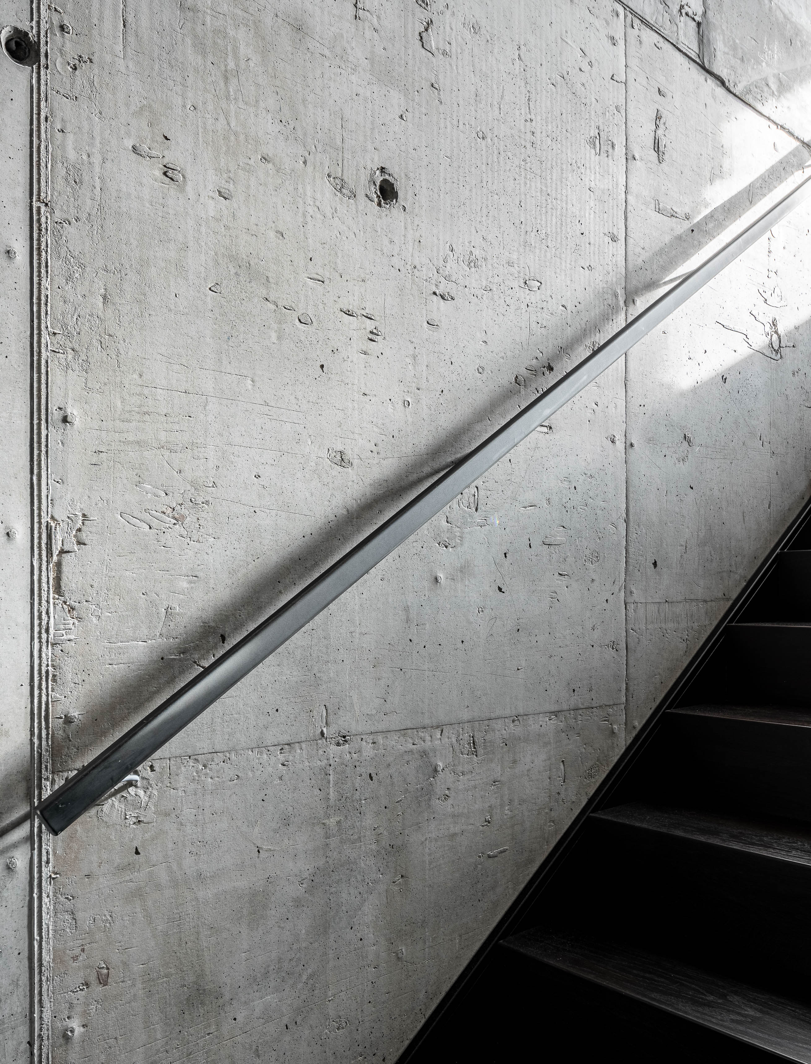 Obrázek - (Galerie) Minimalistické zábradlí v betonovém loftu