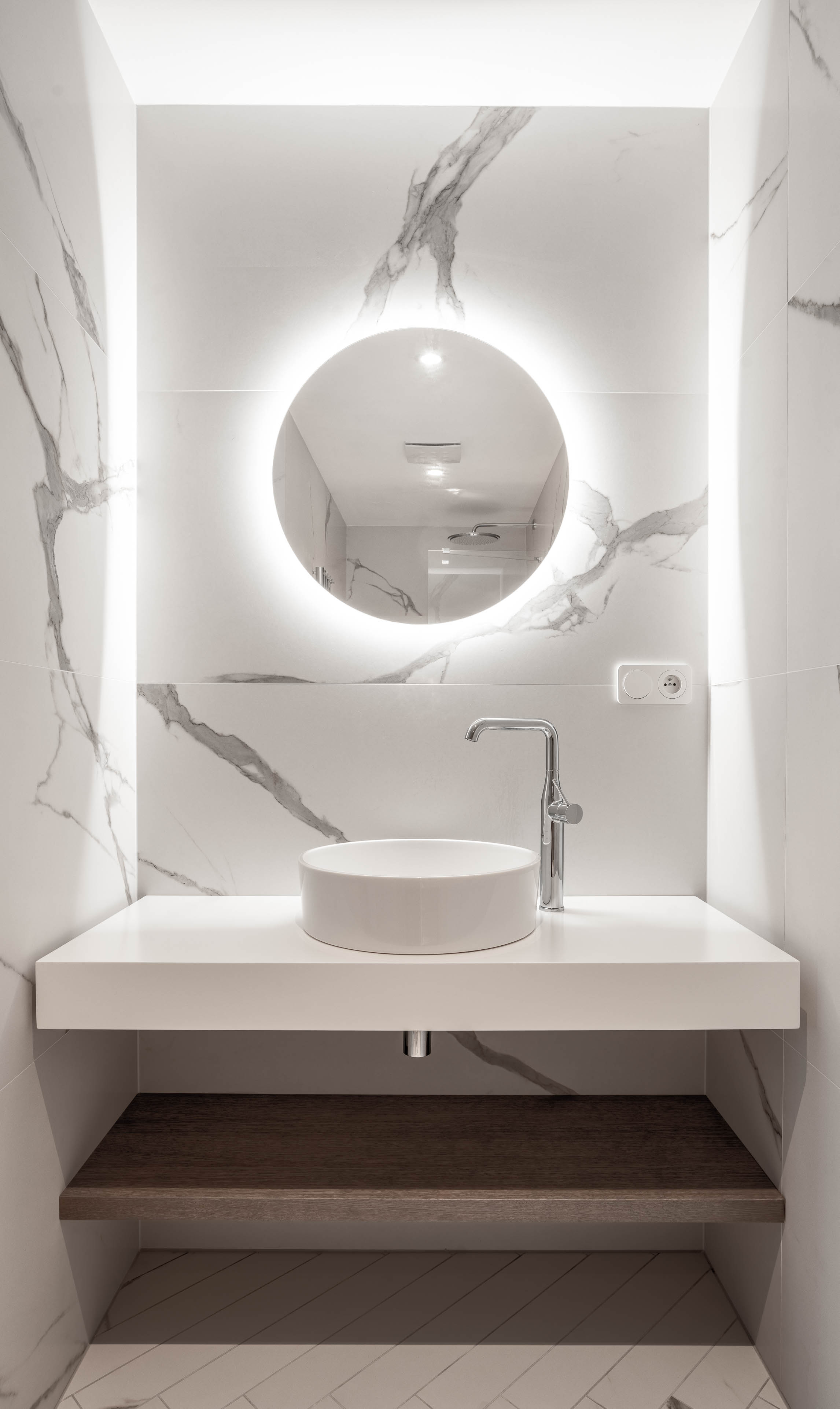 Mramorová koupelna s podsvíceným zrcadlem