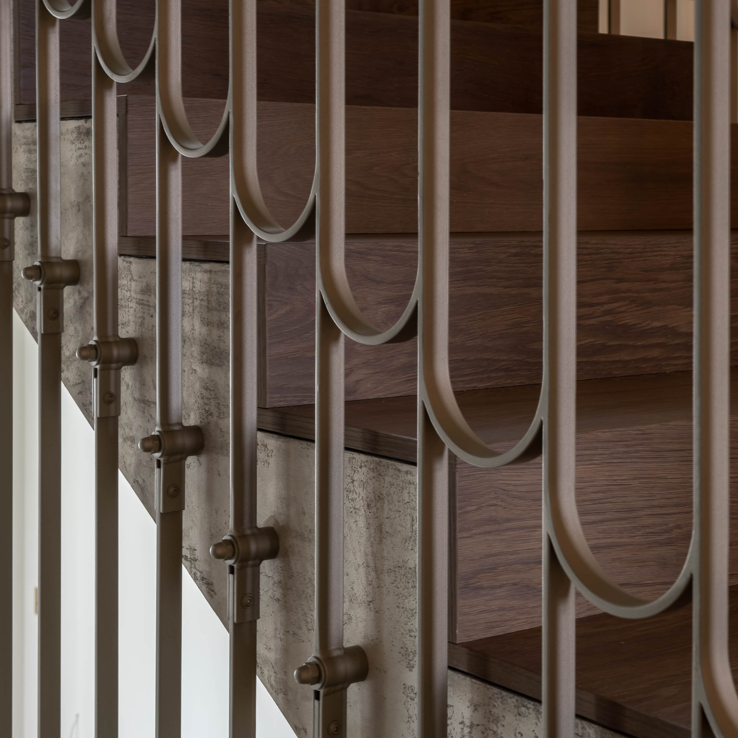 Detail of the staircase railing connection to concrete steps clad in wood – Villa Vinohrady reconstruction | OOOOX