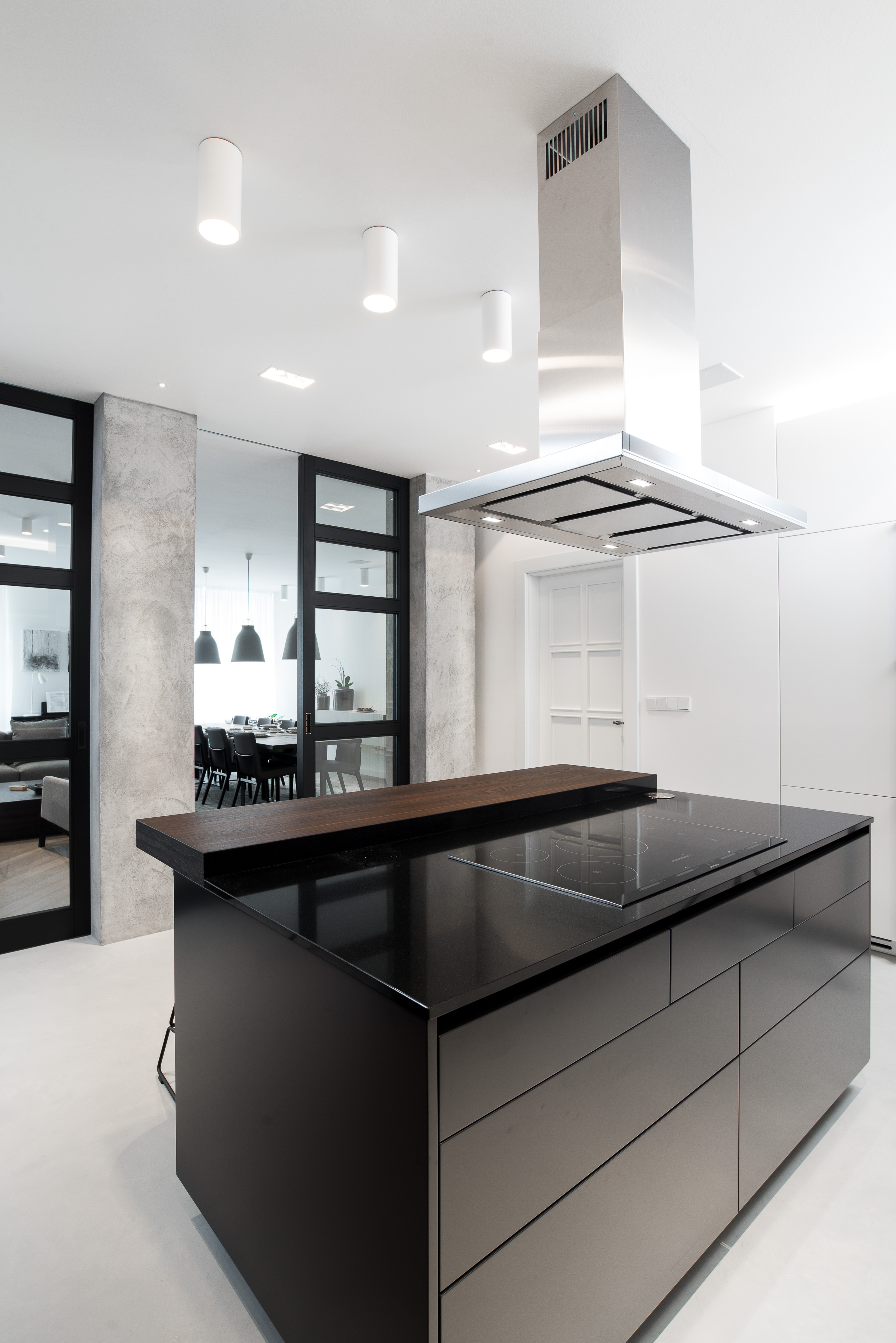 Obrázek - (Galerie) Minimalistická bílá kuchyně se dřevem - 3