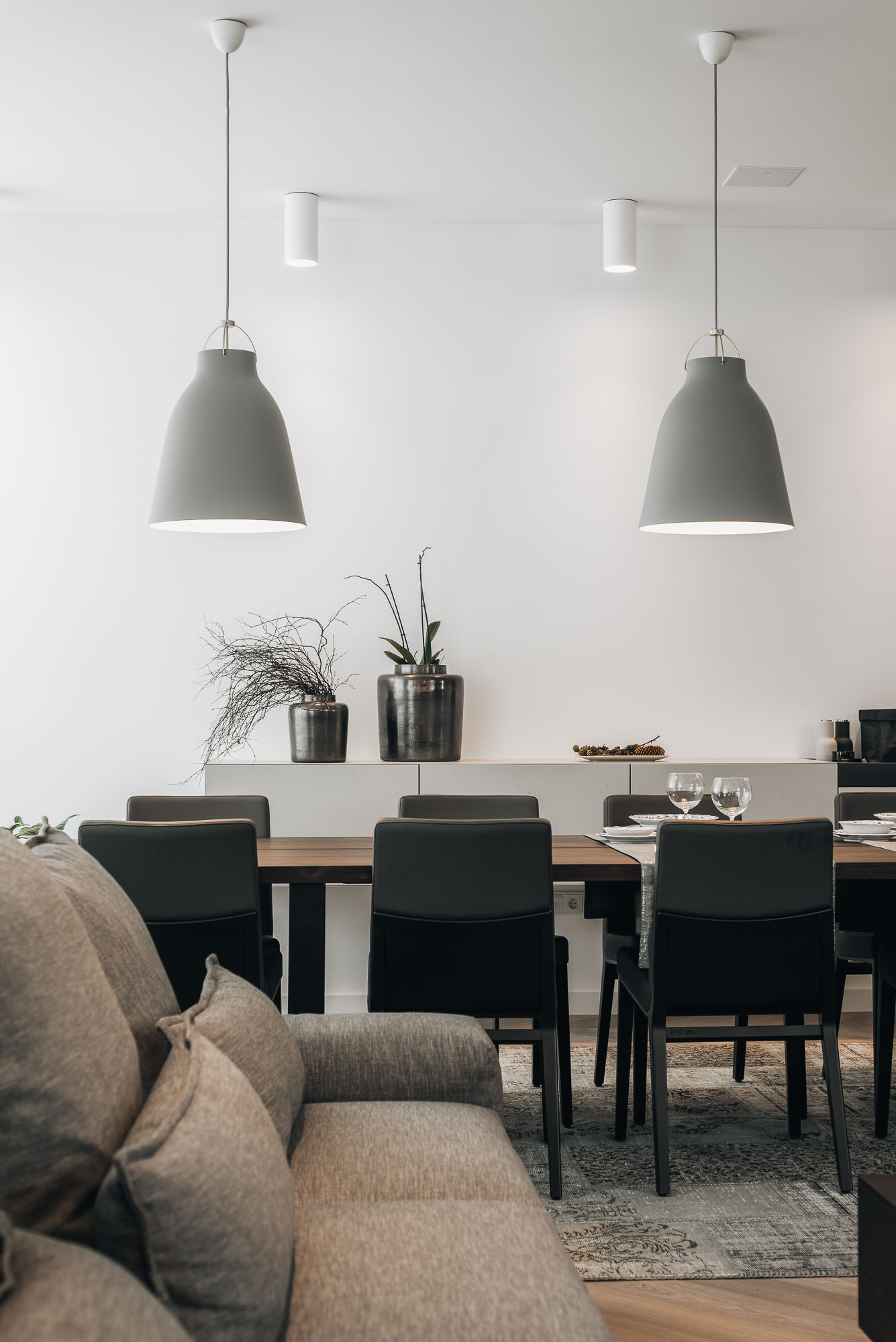 Letná apartment renovation – large living room with dining area | OOOOX