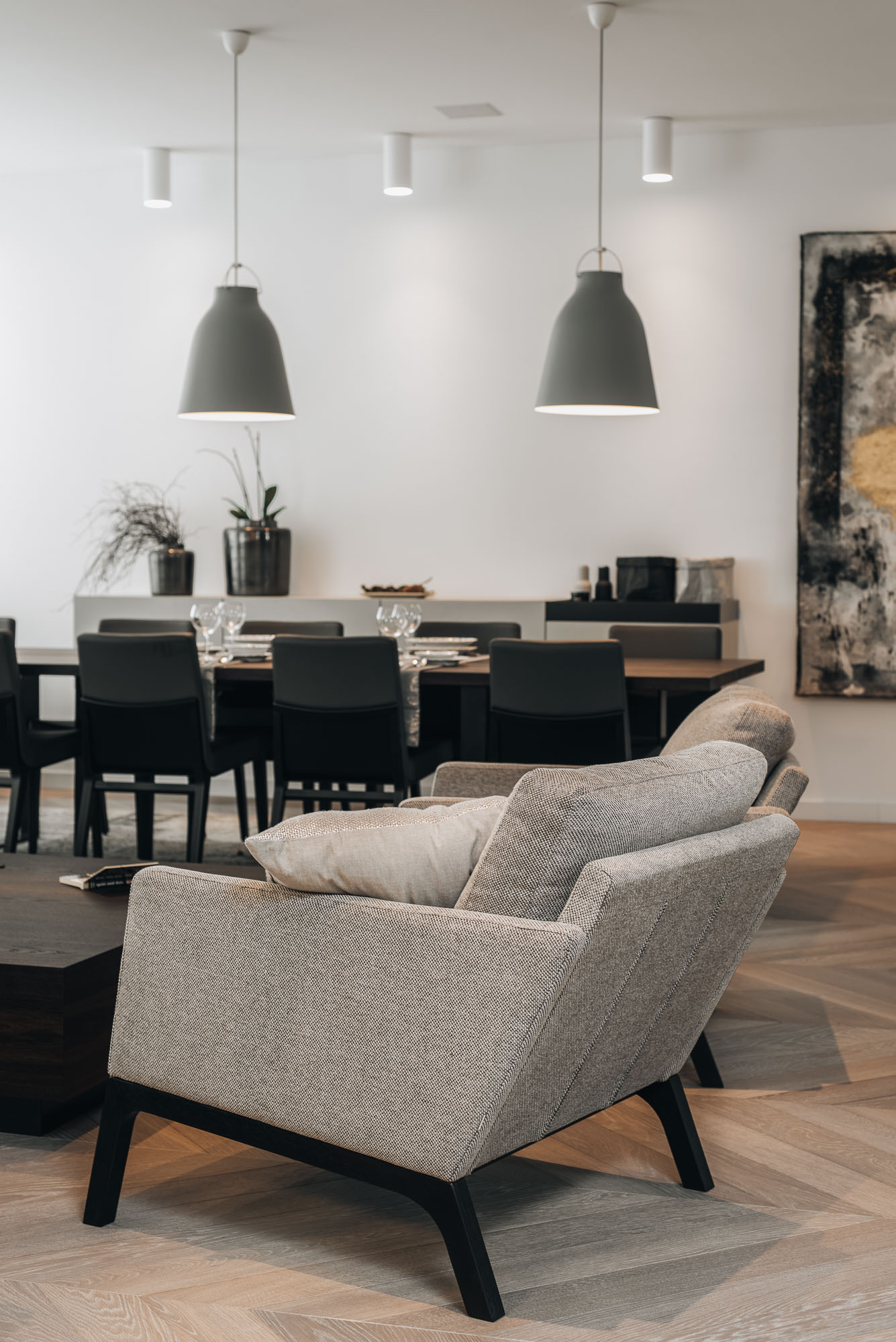 Letná apartment renovation – large living room with dining area | OOOOX