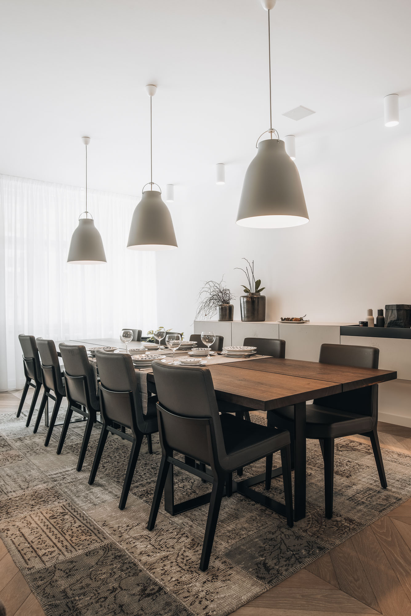 Letná apartment renovation – large living room with dining area | OOOOX