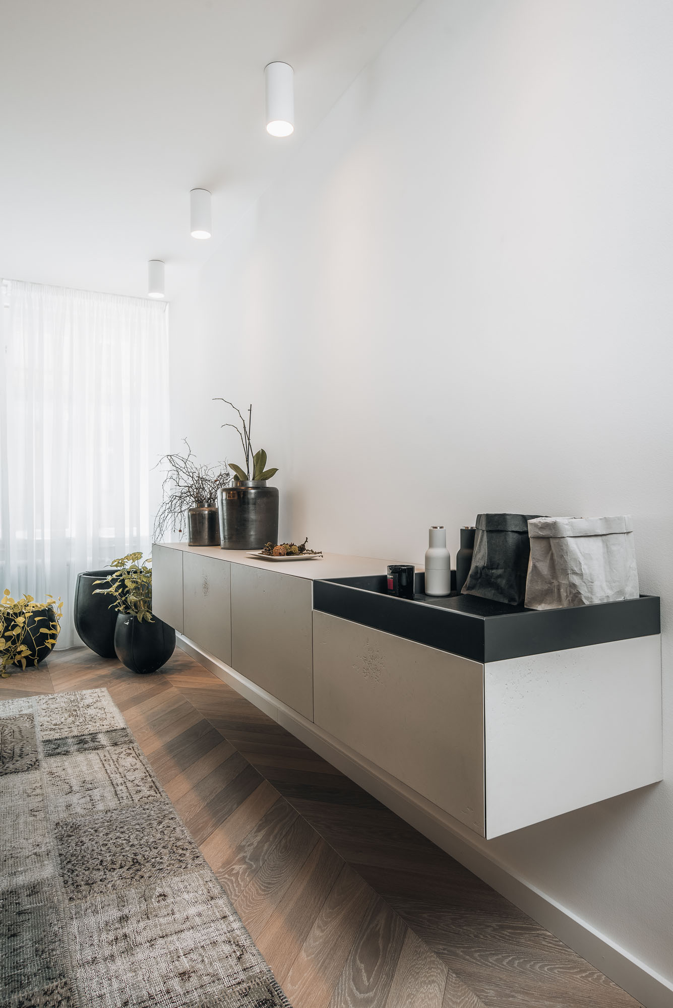 Letná apartment renovation – large living room with dining area | OOOOX