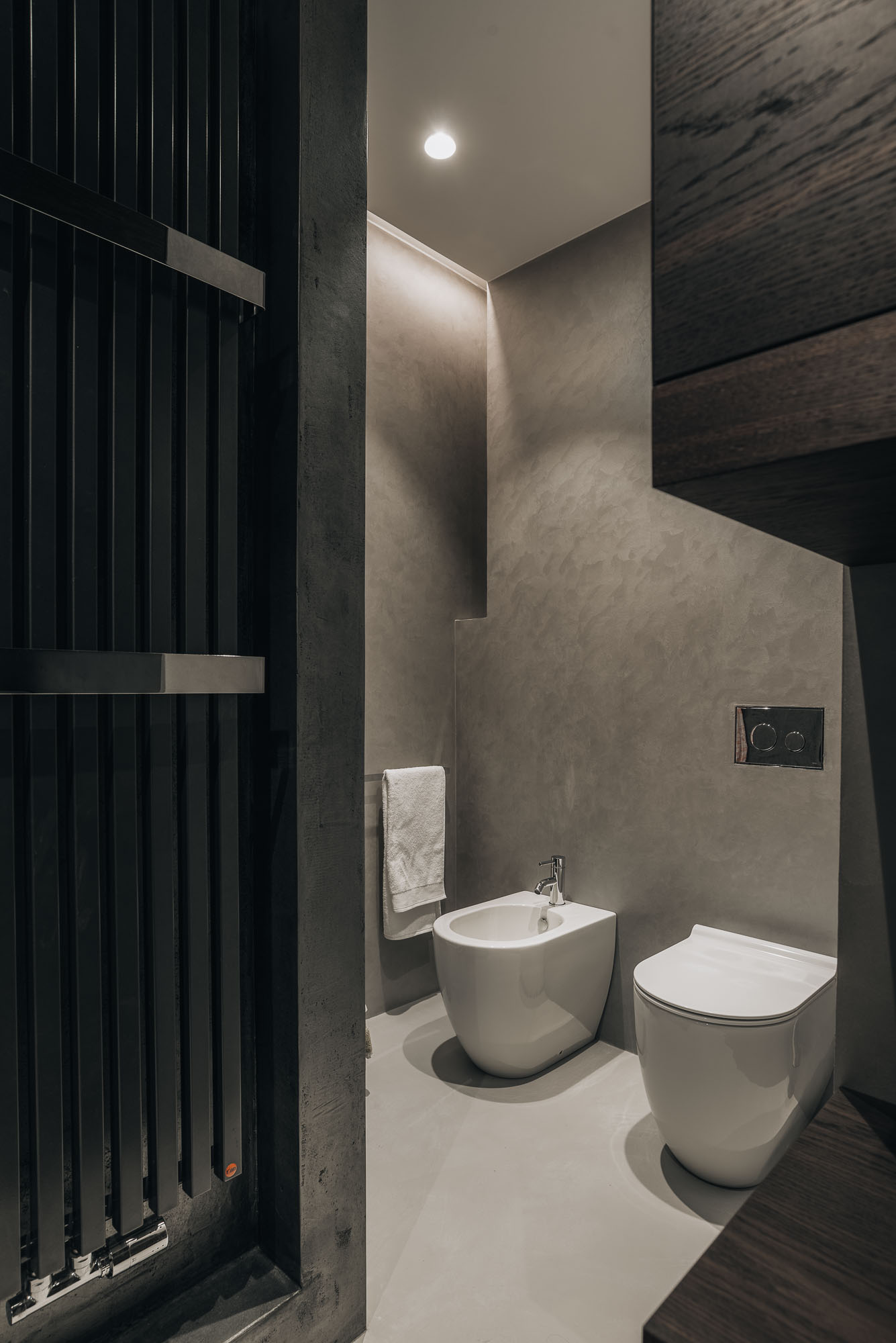 bathroom with plaster surfaces and concealed toilet and bidet | OOOOX