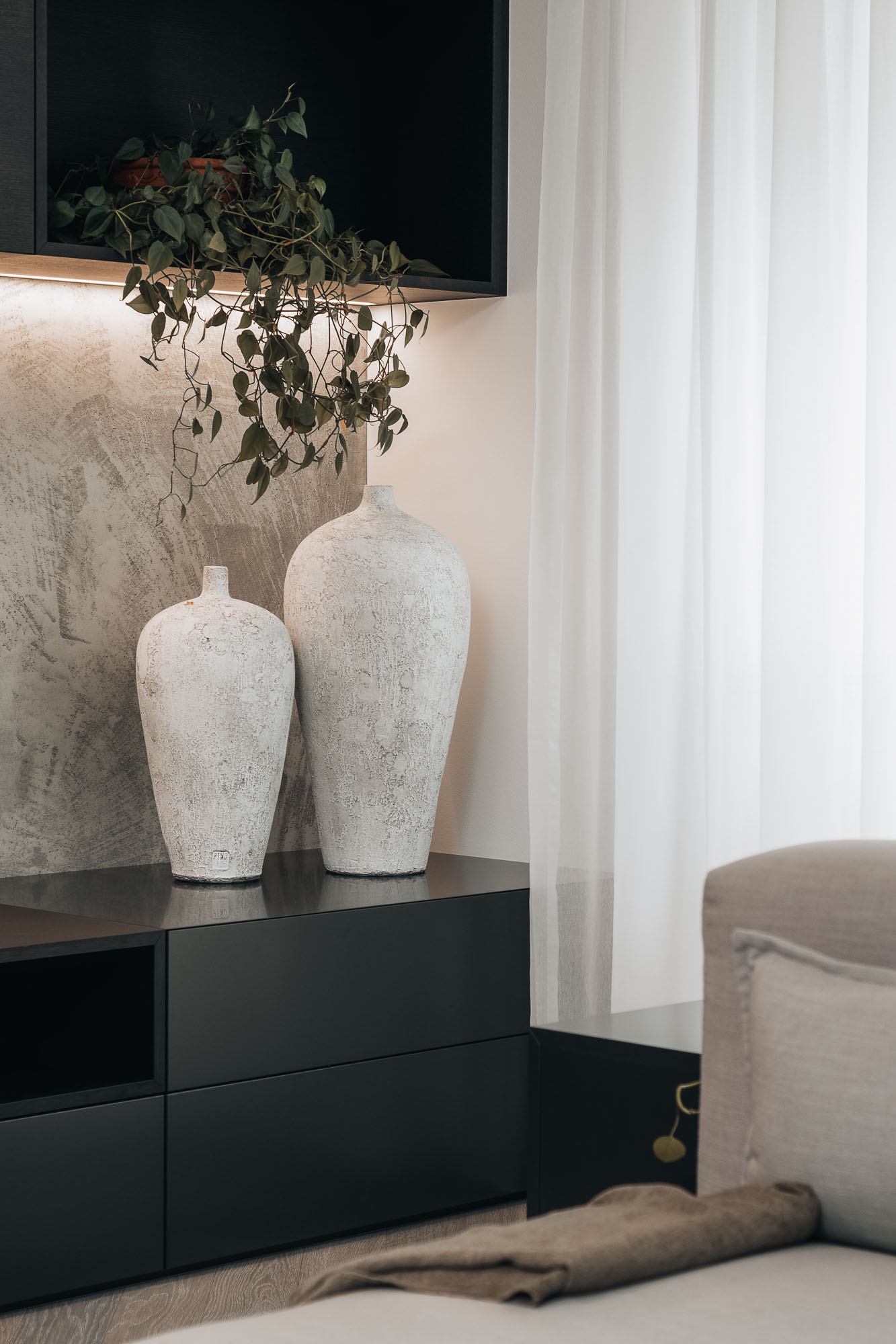 Letná apartment renovation – large living room with dining area | OOOOX