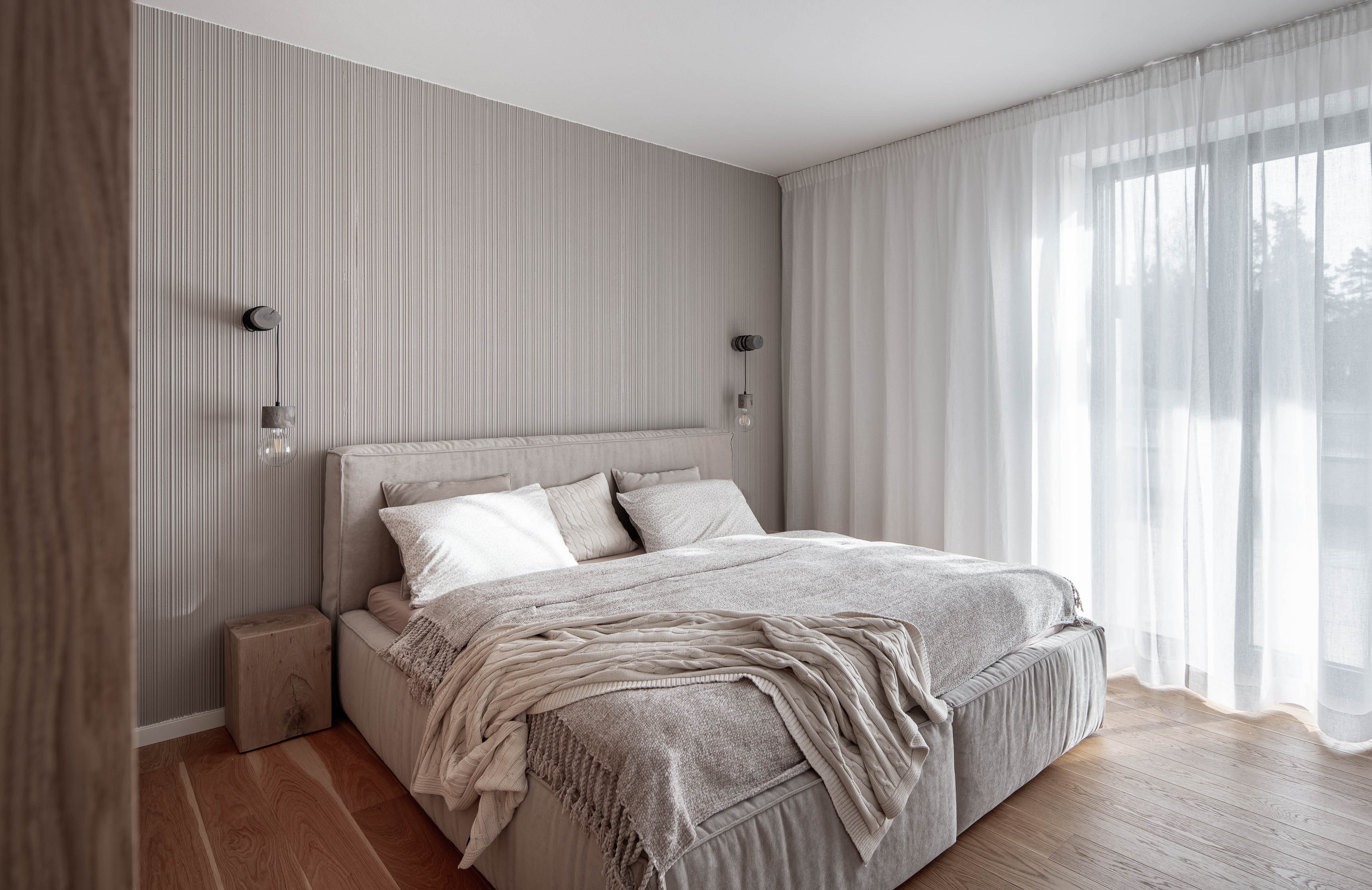 Obrázek - (Galerie) Ložnice s vroubkovanou stěnou