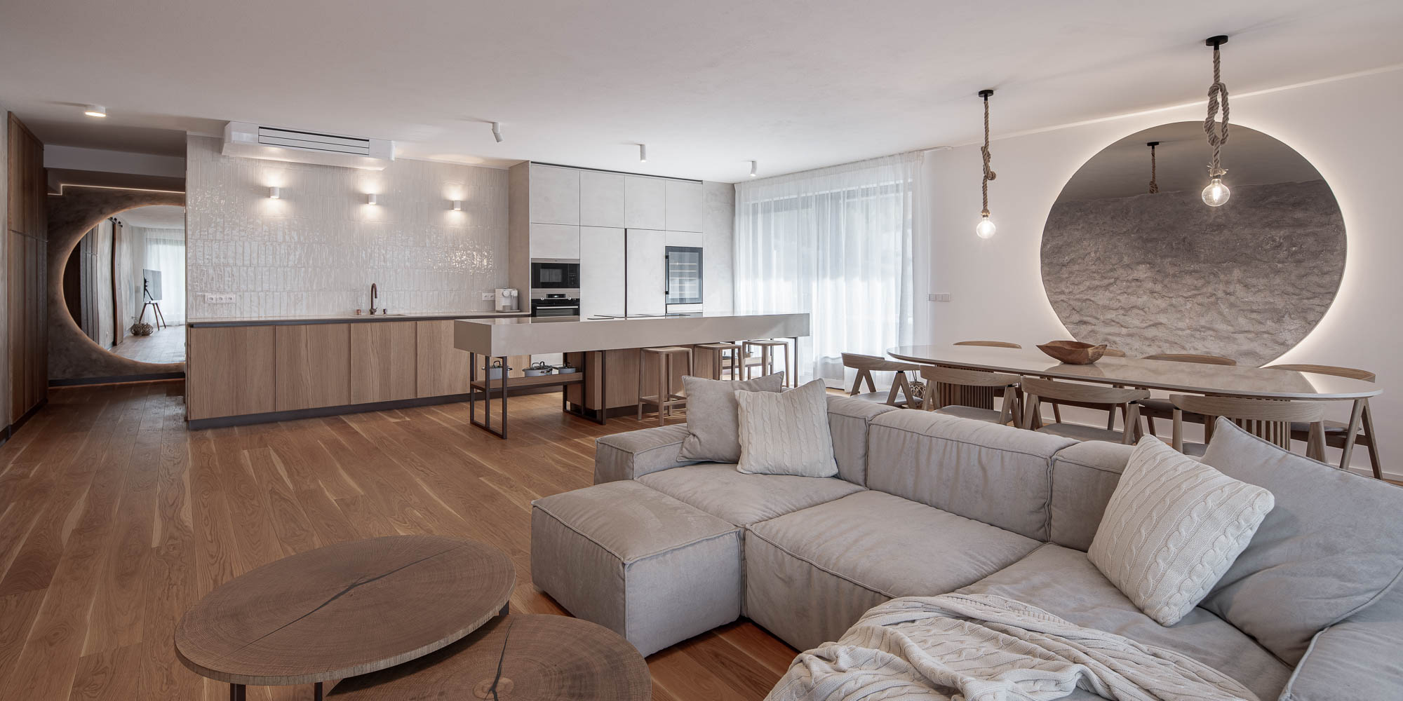 Panoramatický pohled na interiér apartmánu Lipno – obývací pokoj, jídelna, kuchyně a vstupní hala OOOOX Praha