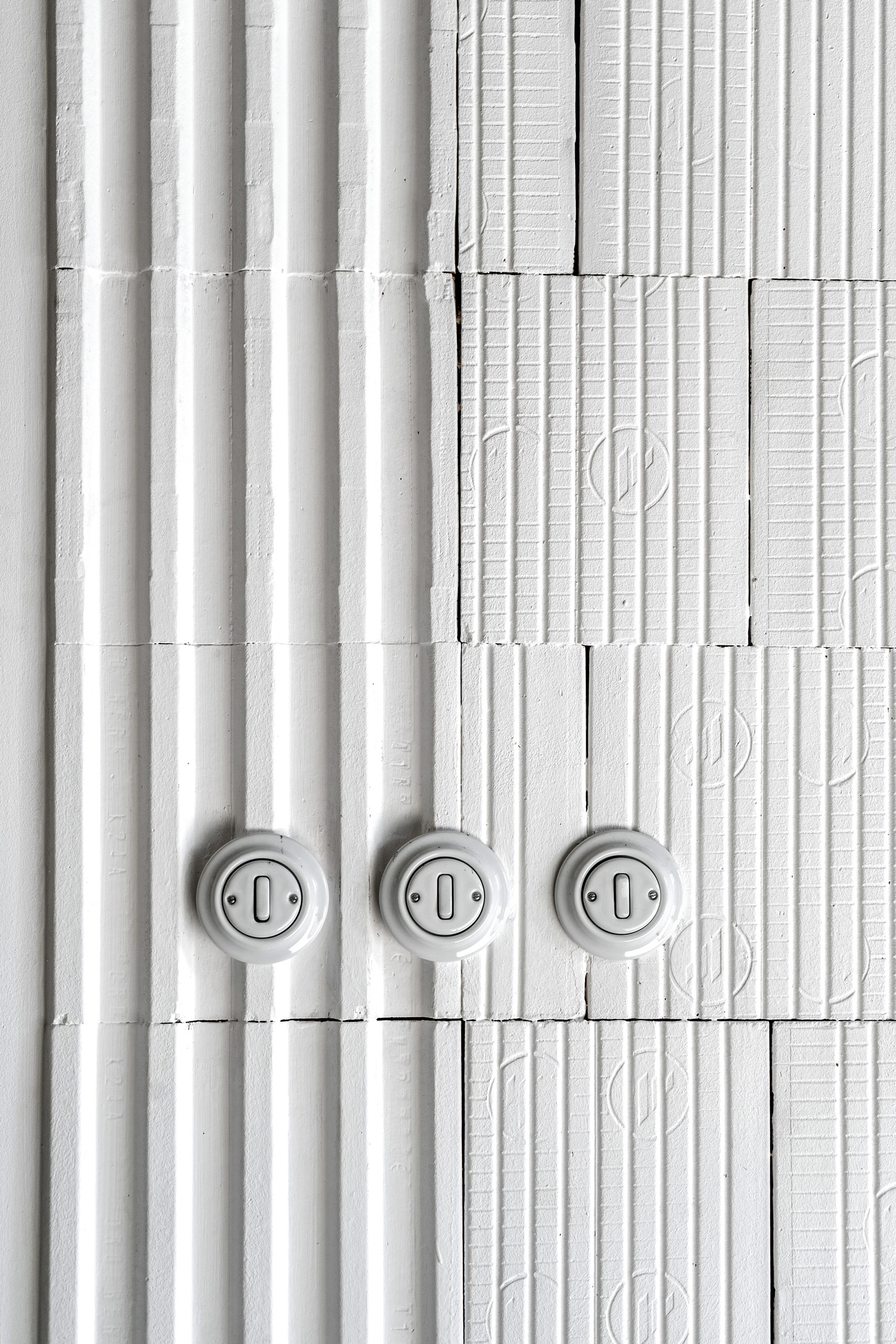 Image - (Gallery) The interior with exposed white brickwork