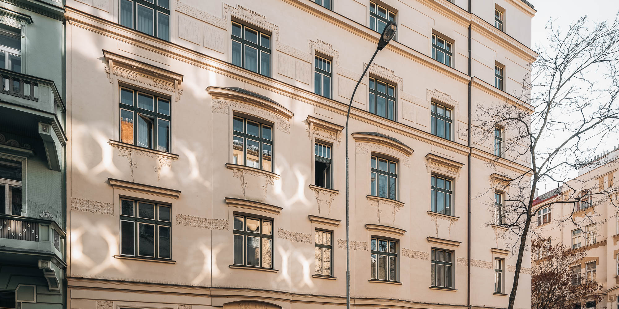 Rekonstrukce činžovního domu Mánesova, elegantnější barva fasády a původní barevnost oken | návrh OOOOX