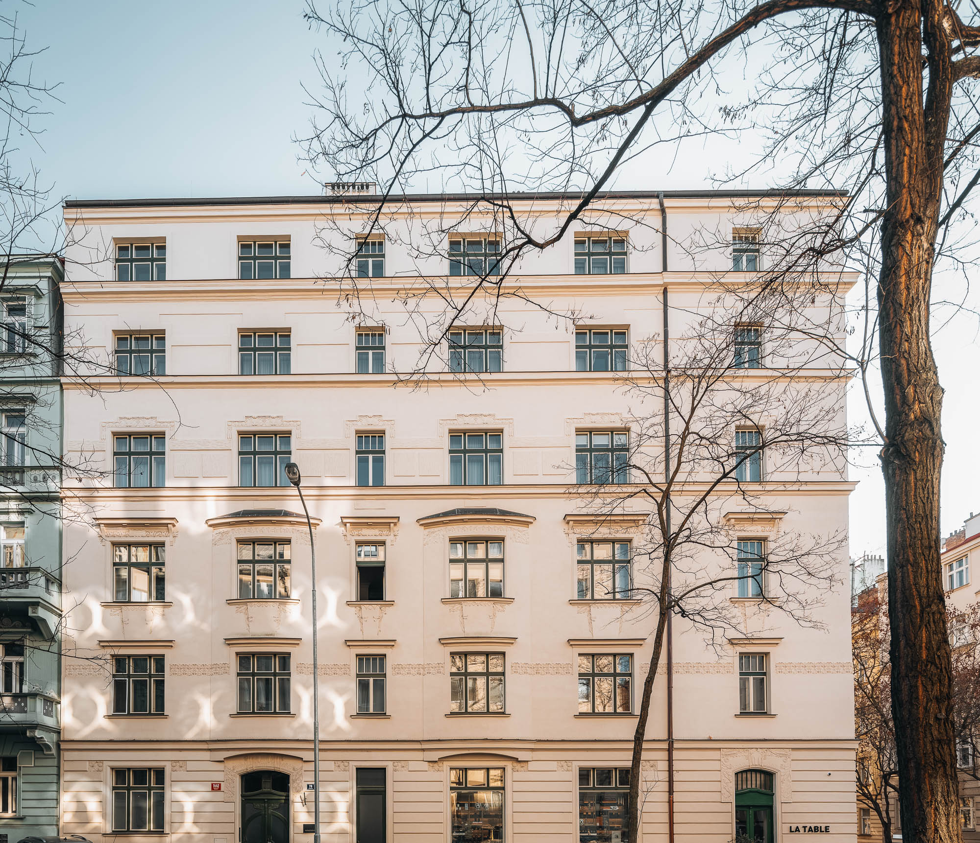 Rekonstrukce činžovního domu Mánesova, elegantnější barva fasády a původní barevnost oken | návrh OOOOX