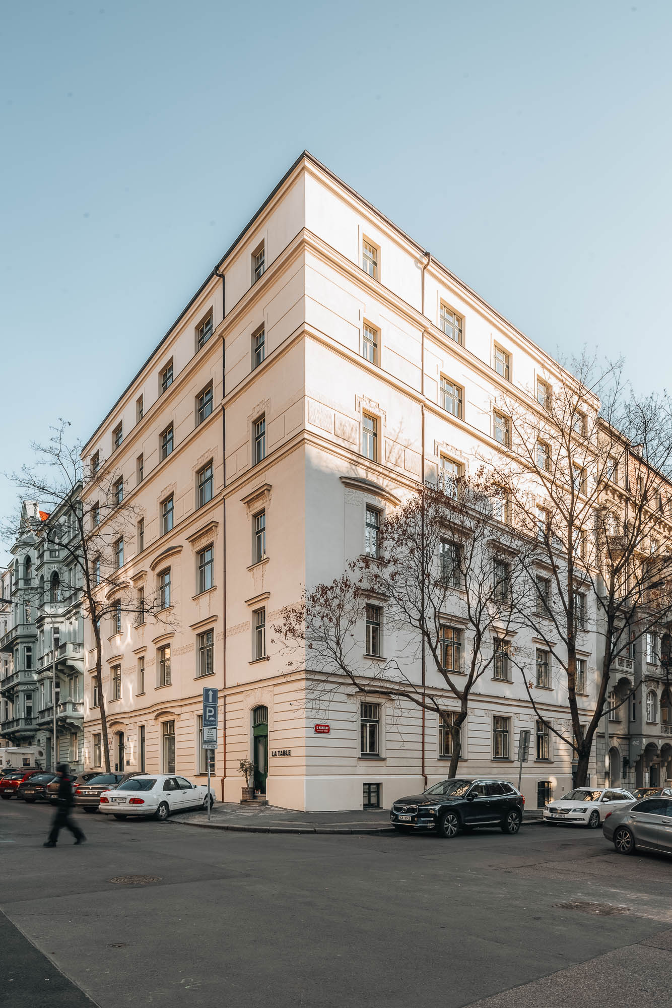 Rekonstrukce činžovního domu Mánesova, elegantnější barva fasády a původní barevnost oken | návrh OOOOX