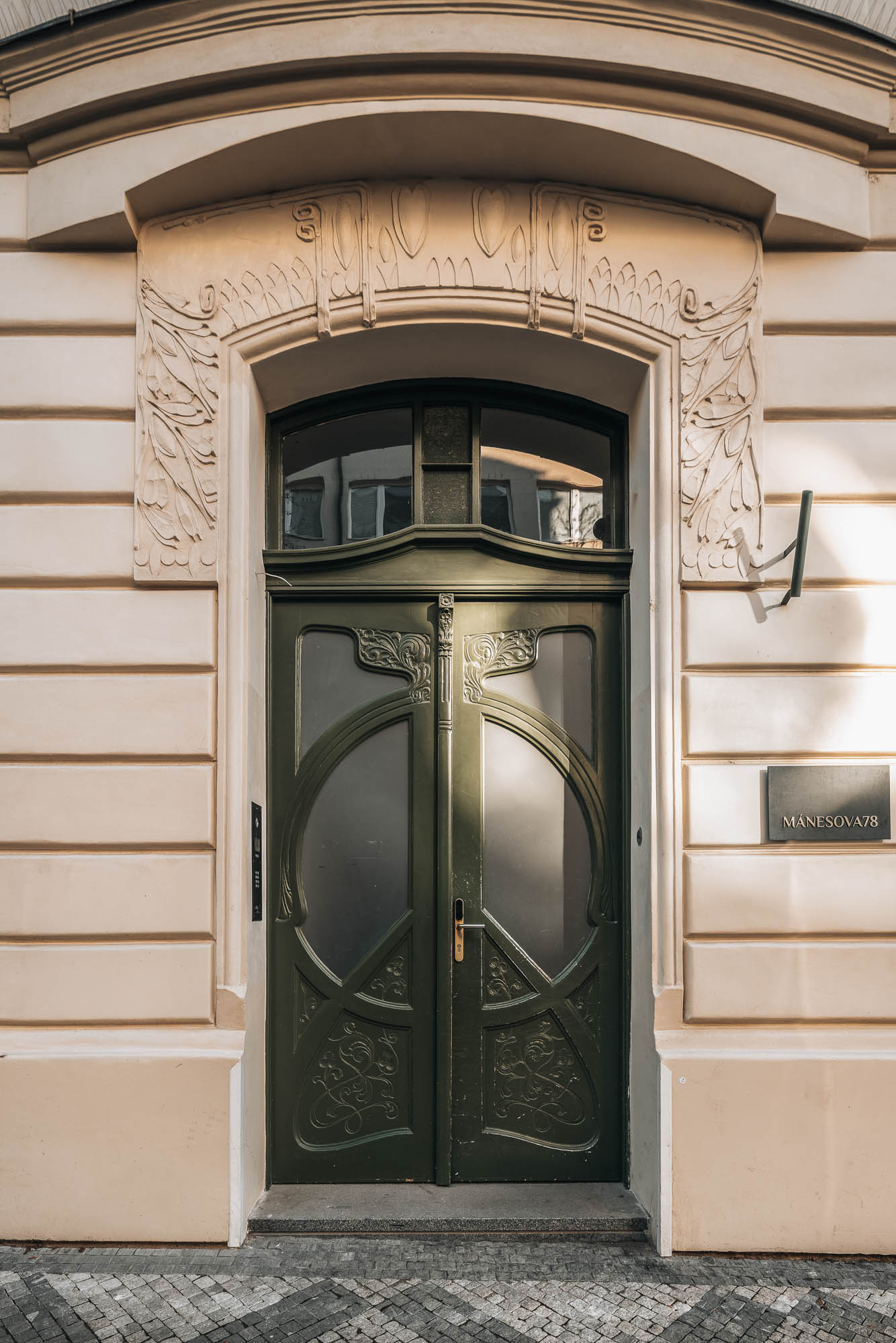 Vstup do obytného domu, původní barevnost historických dveří a elegantnější barevnost fasády – rekonstrukce činžovního domu Mánesova | návrh OOOOX
