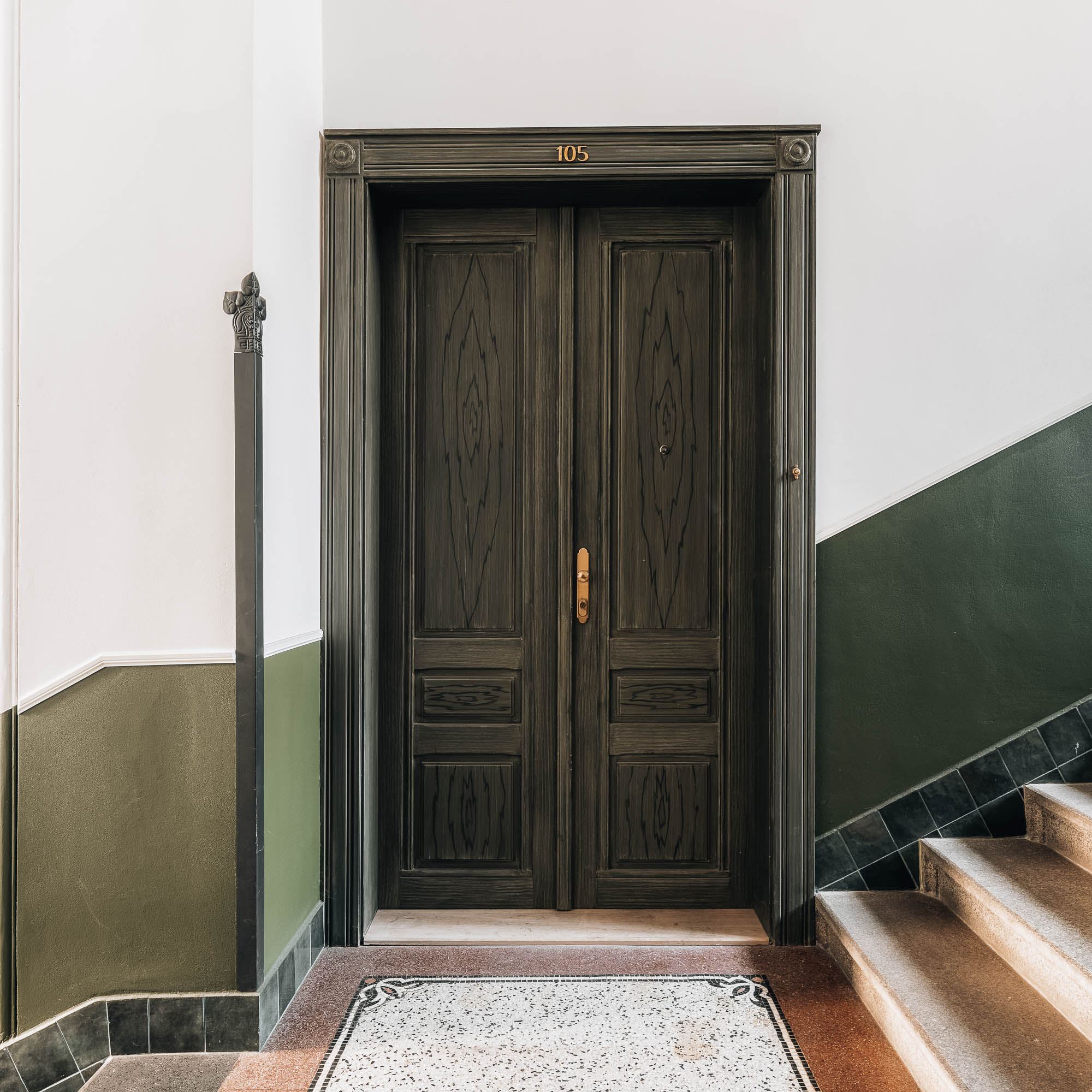 Detail historických dveří v původní zelené barvě v rekonstrukci činžovního domu Mánesova, terrazzo na podlaze | návrh a rekonstrukce OOOOX