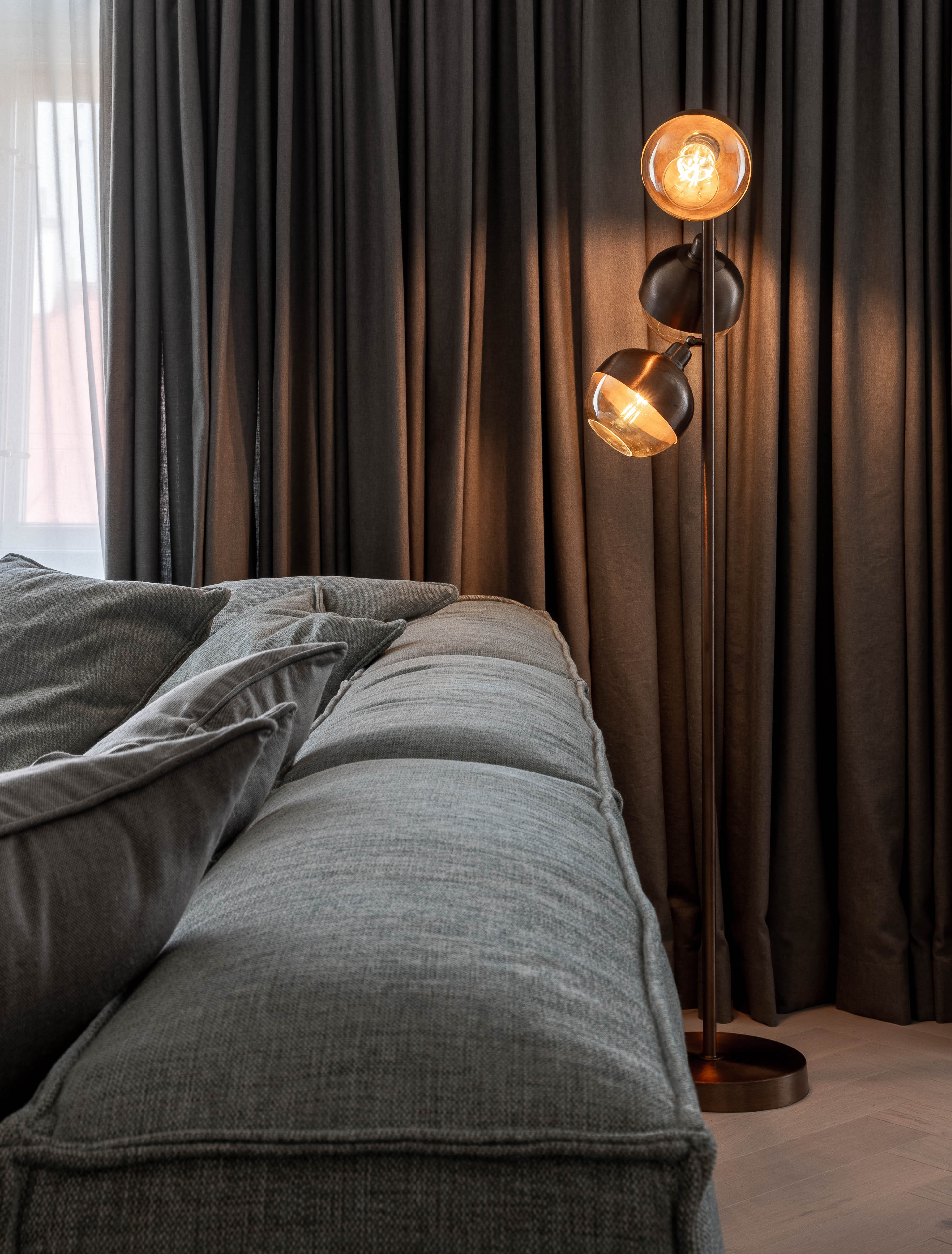 Obrázek - (Galerie) Kouřová stojící lampa