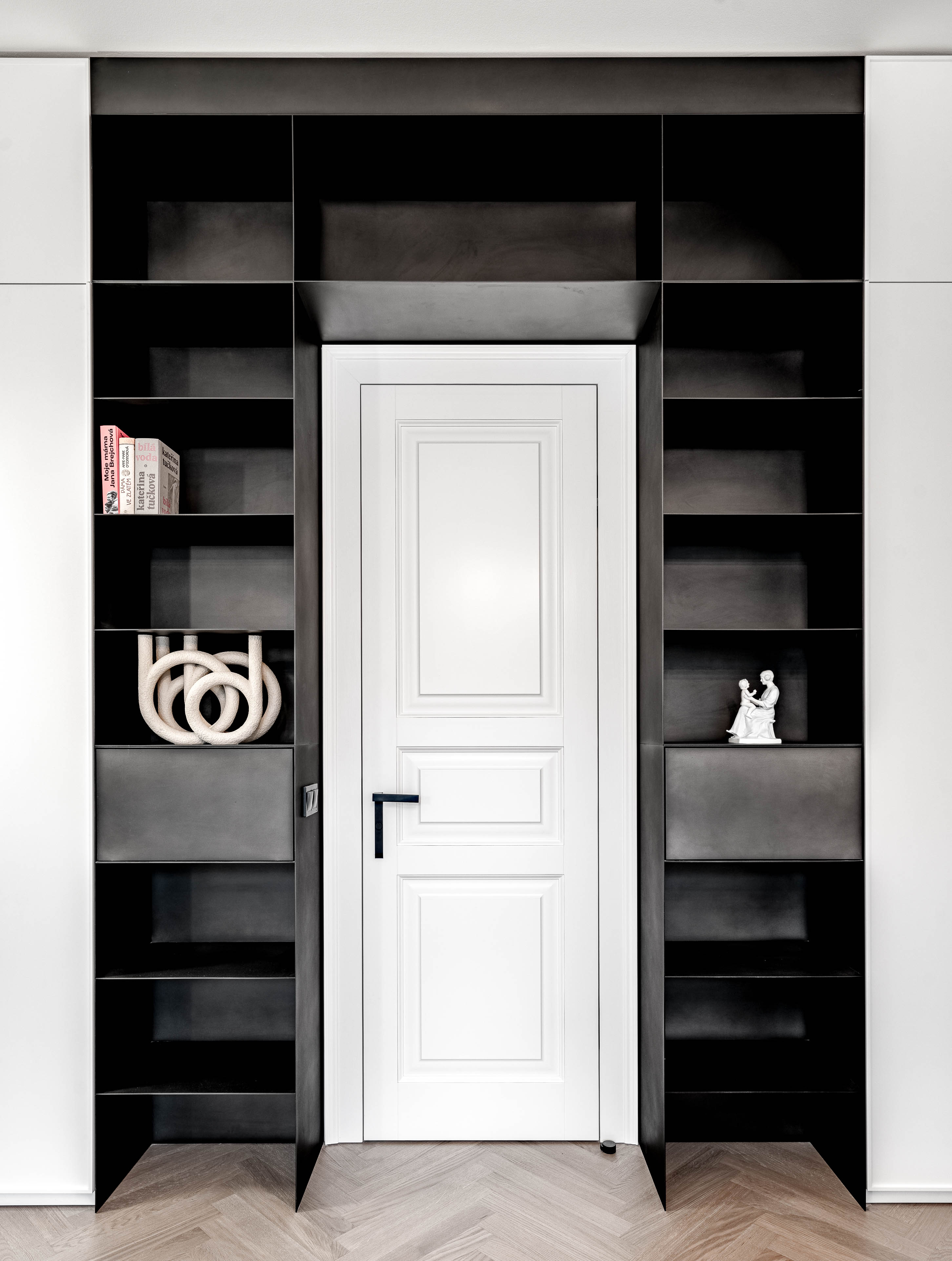 Ocelová knihovna s dveřmi