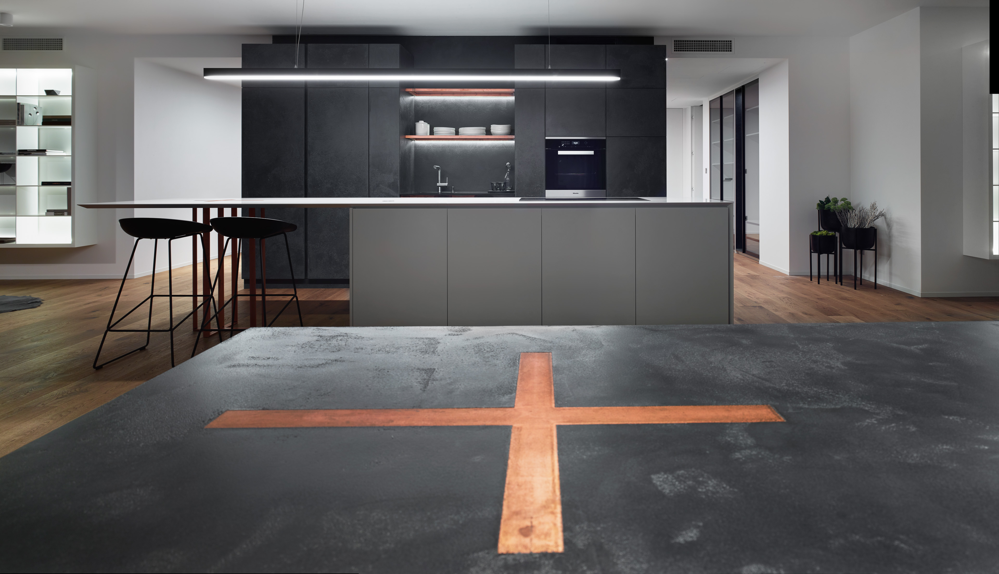 Obrázek - (Galerie) Minimalistická kuchyně s černým betonovým stolem